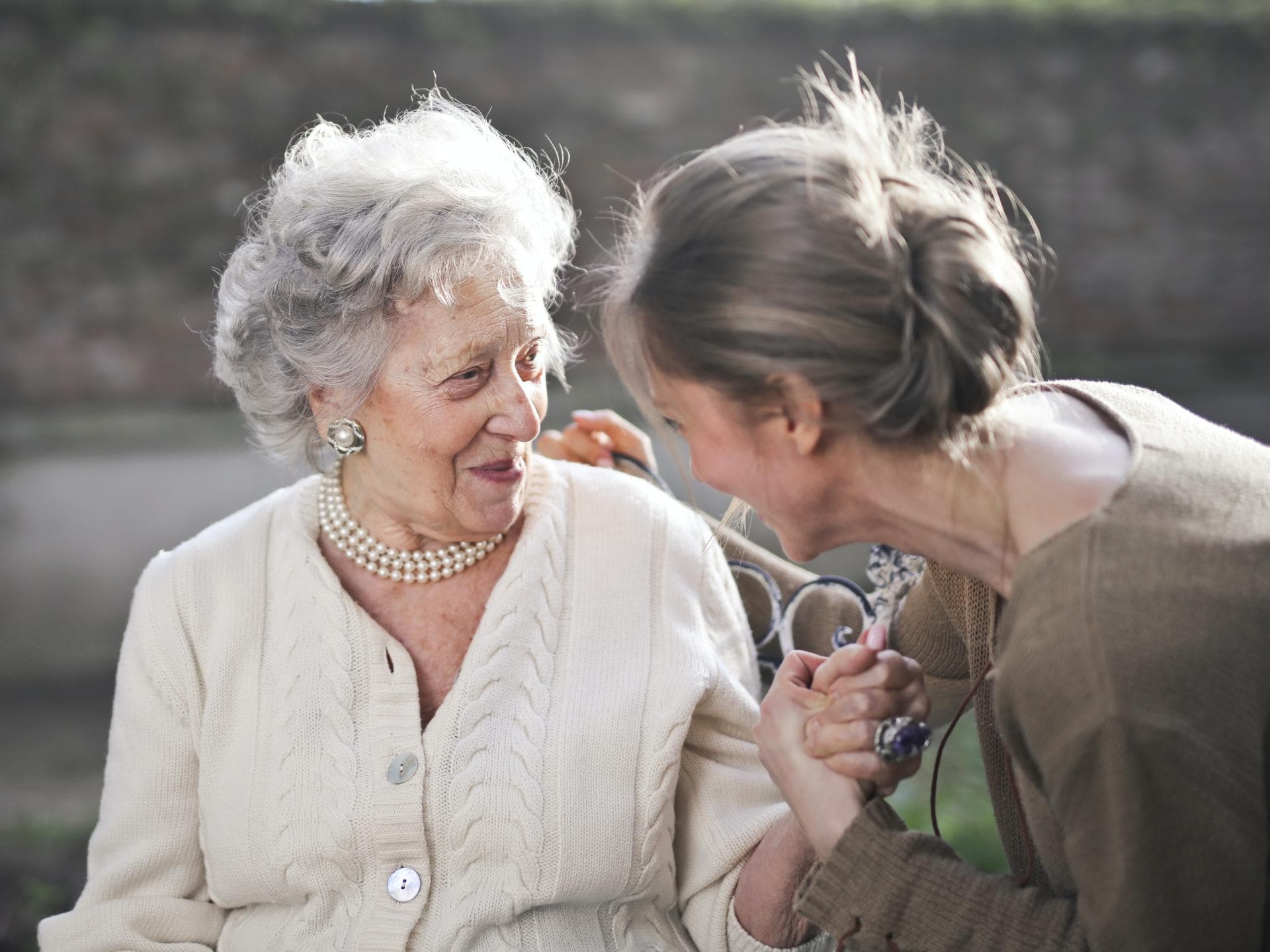 Oma und Enkelin schauen sich an
