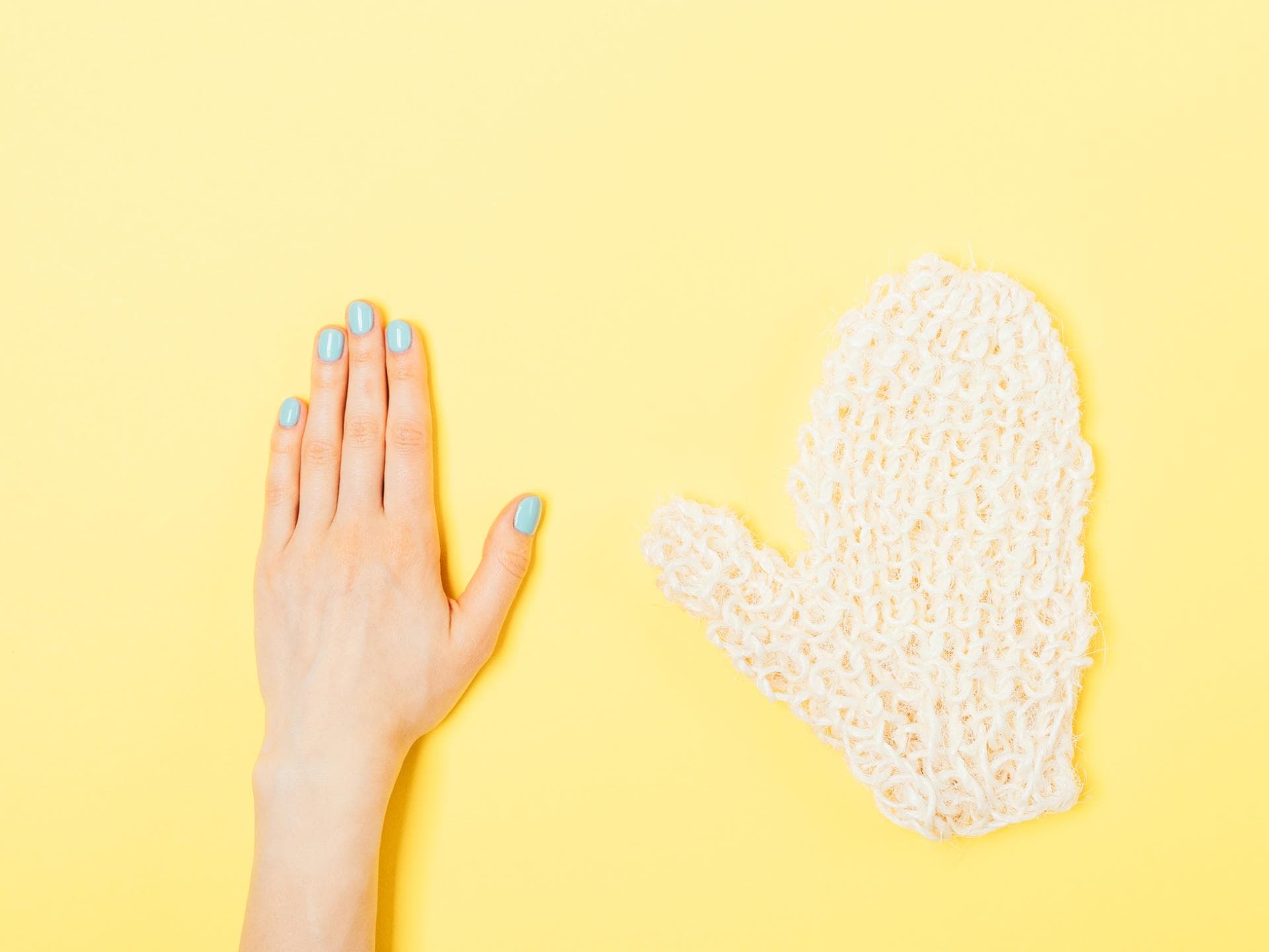 Hand und Peelinghandschuh