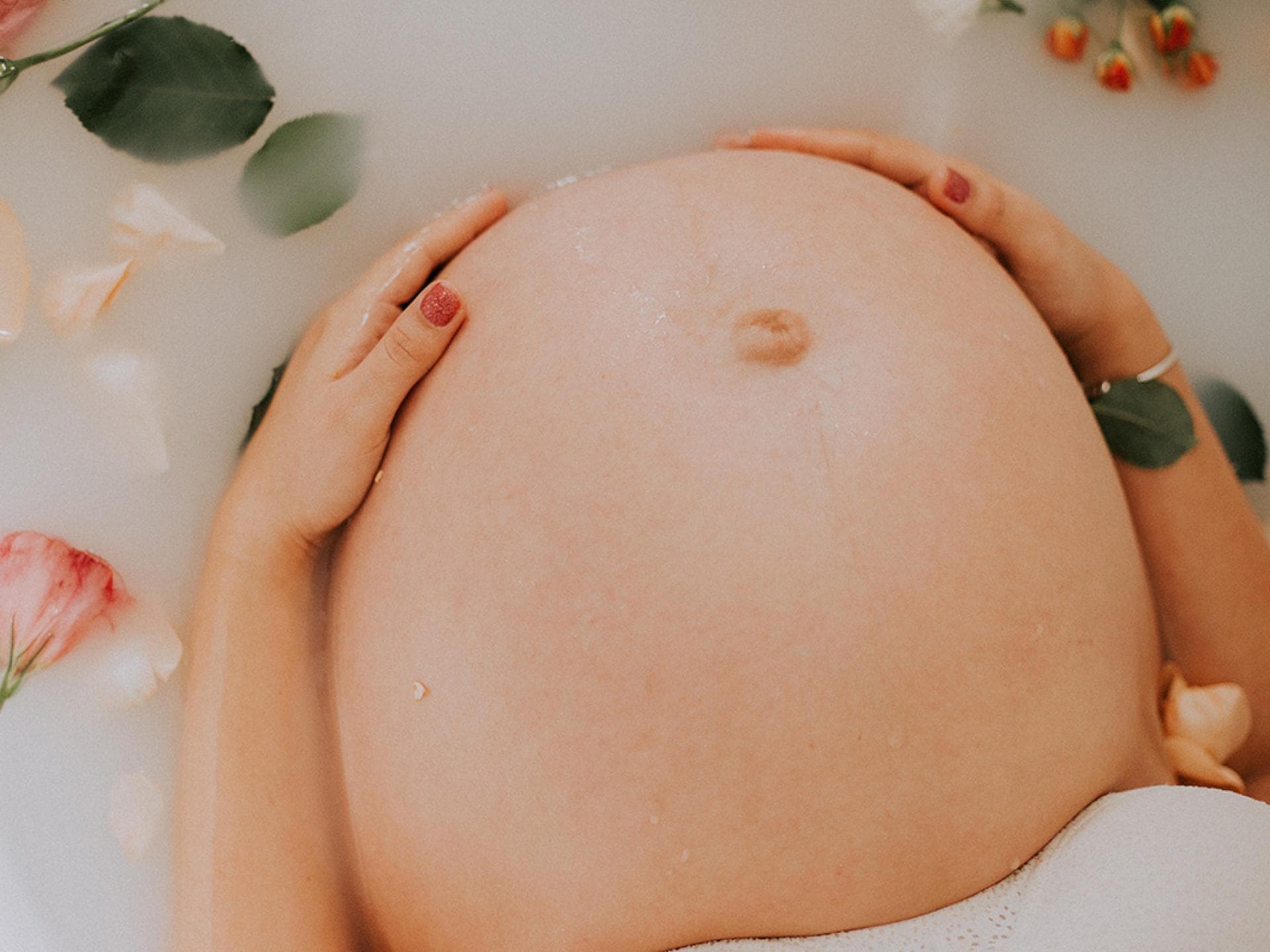 Schwangere Frau in der Badewanne