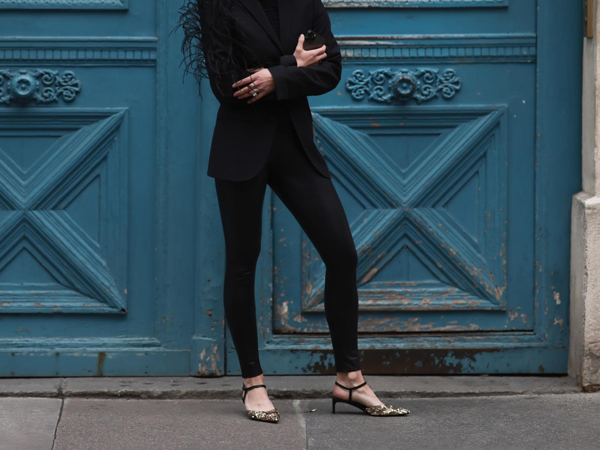 Frau trägt schwarze Leggings