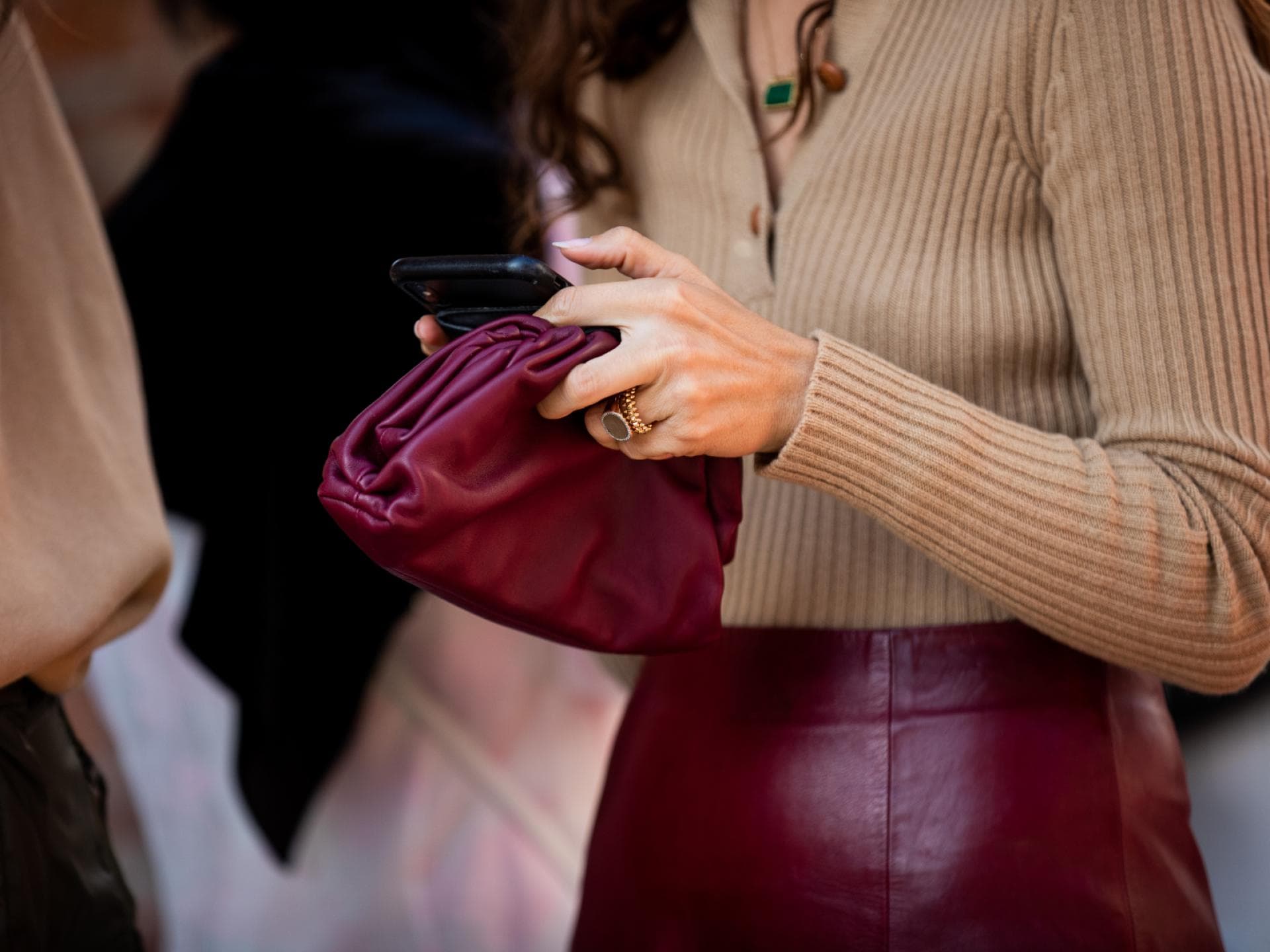 Taschen-Trend Bordeauxrot im Herbst