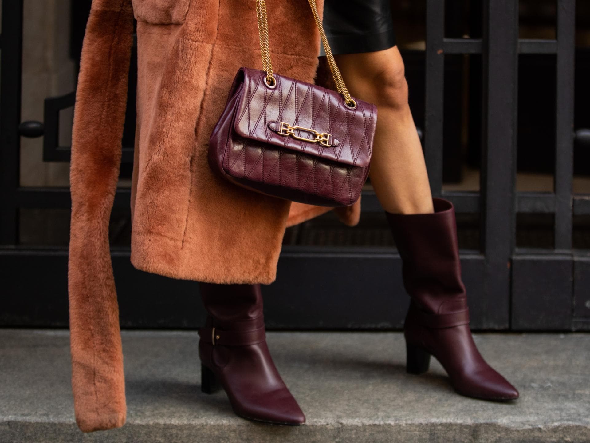 Taschen-Trend Bordeauxrot im Herbst