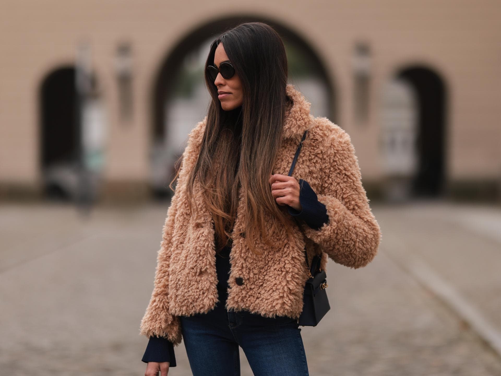 Frau mit Teddyjacke