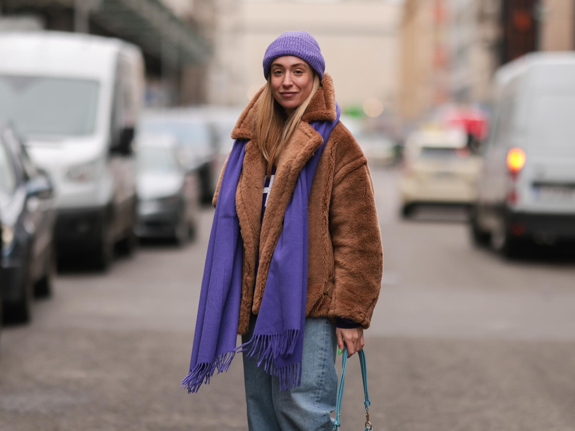 Frau mit brauner Jacke