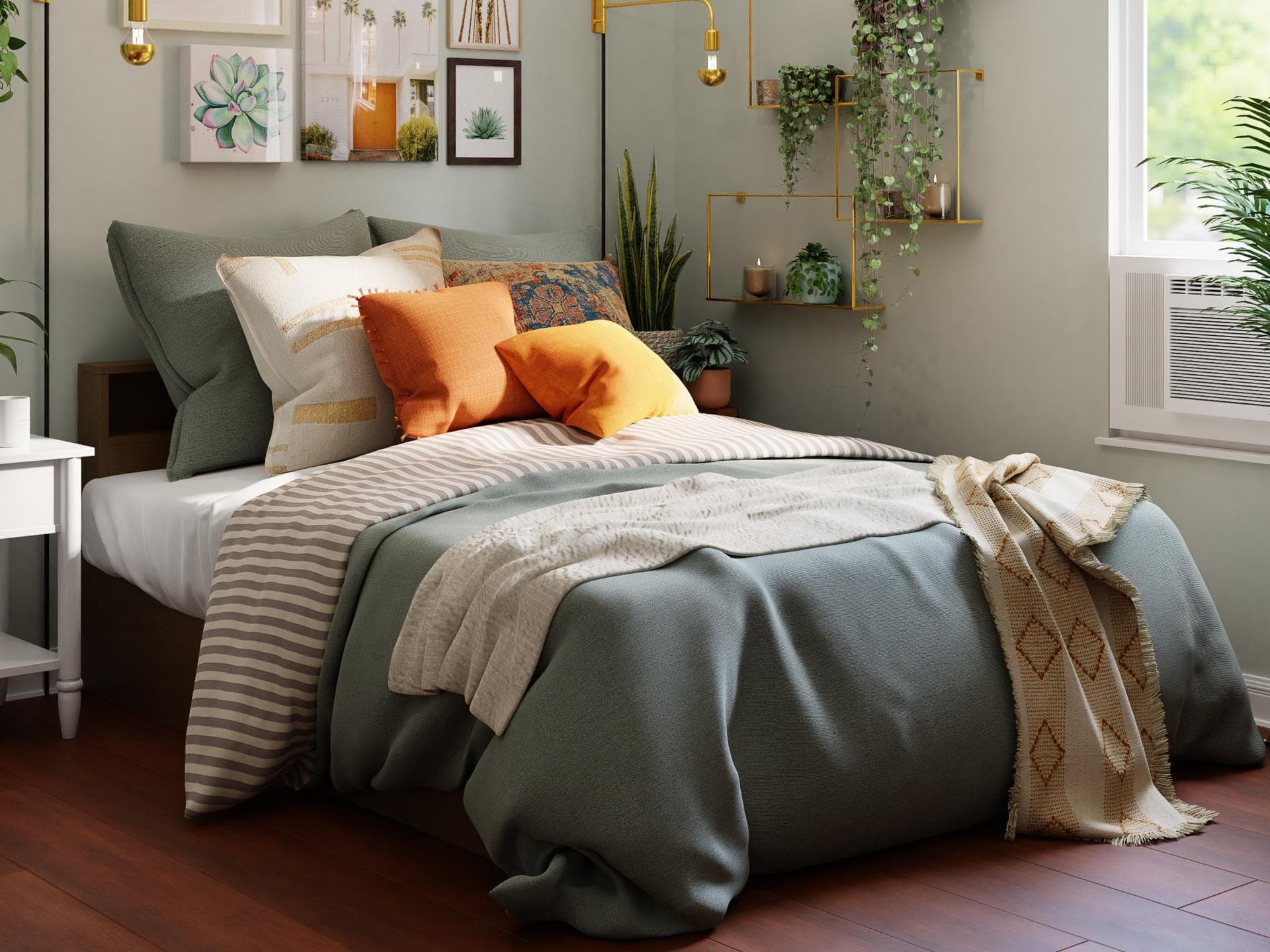 Bett mit orangen Kissen