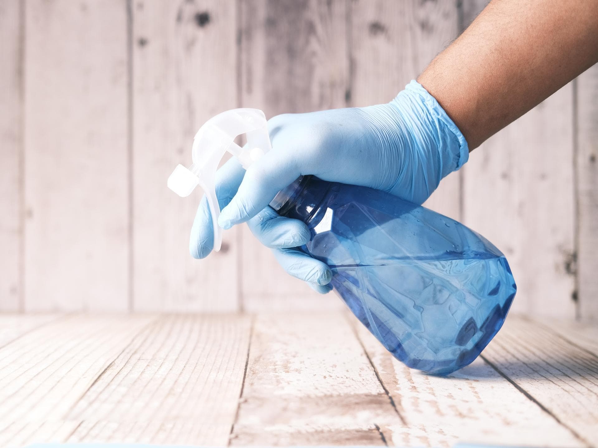 Blaue Putzflasche