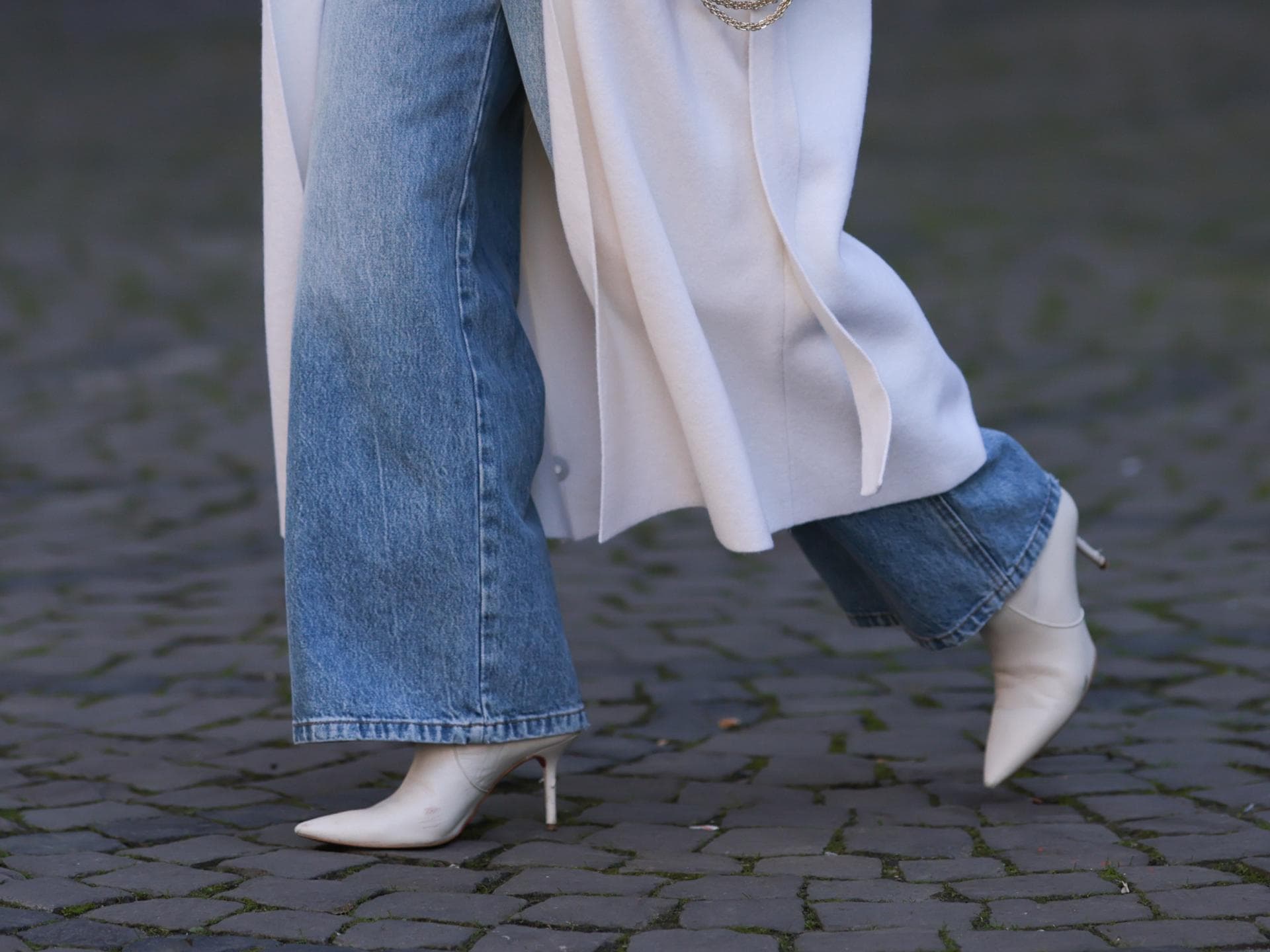 Weiße Schuhe mit blauer Jeans