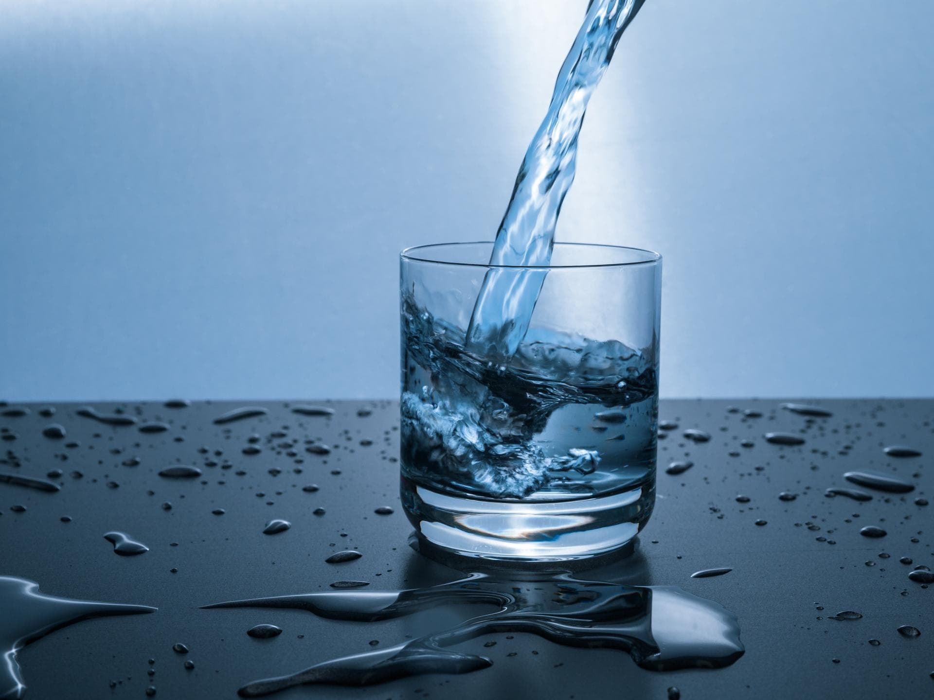 Wasserglas wird befüllt