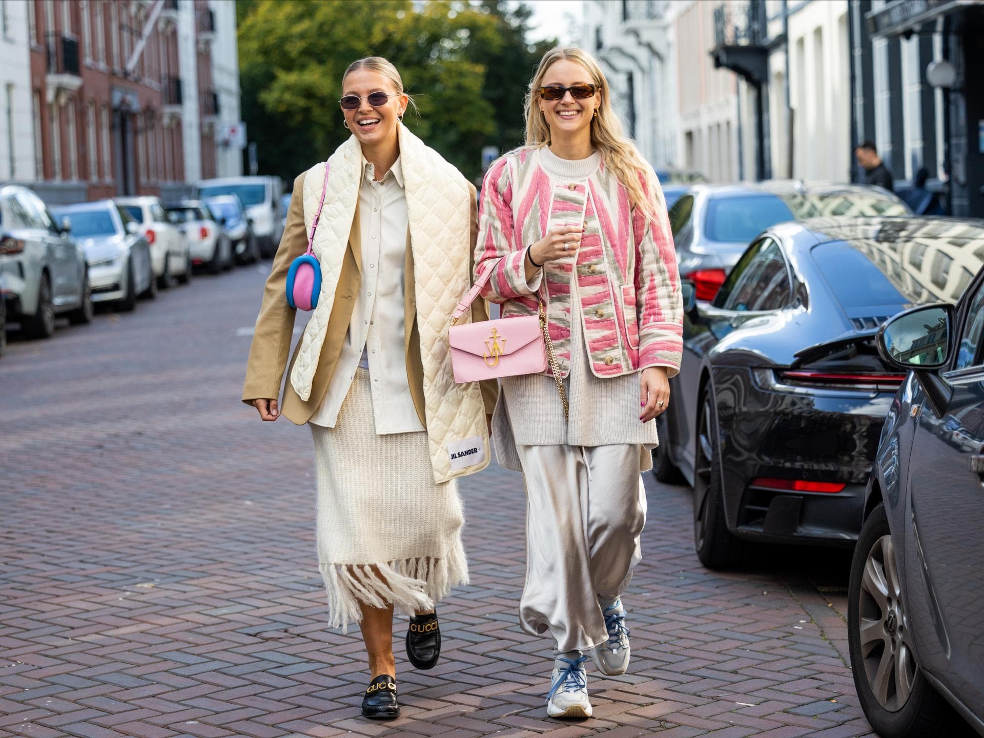 Zwei Frauen mit Herbst-Outfits