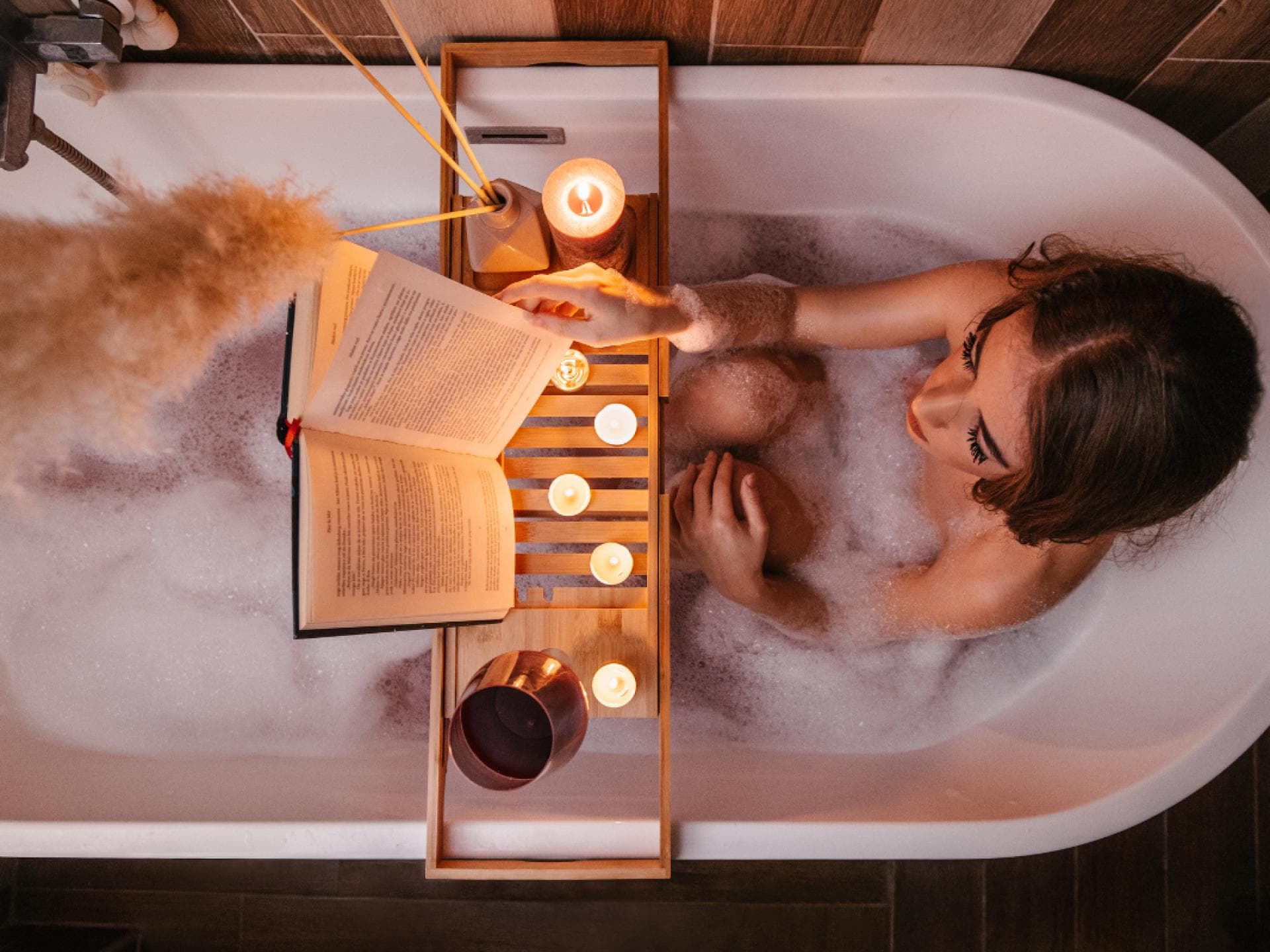 Frau liest in der Badewanne