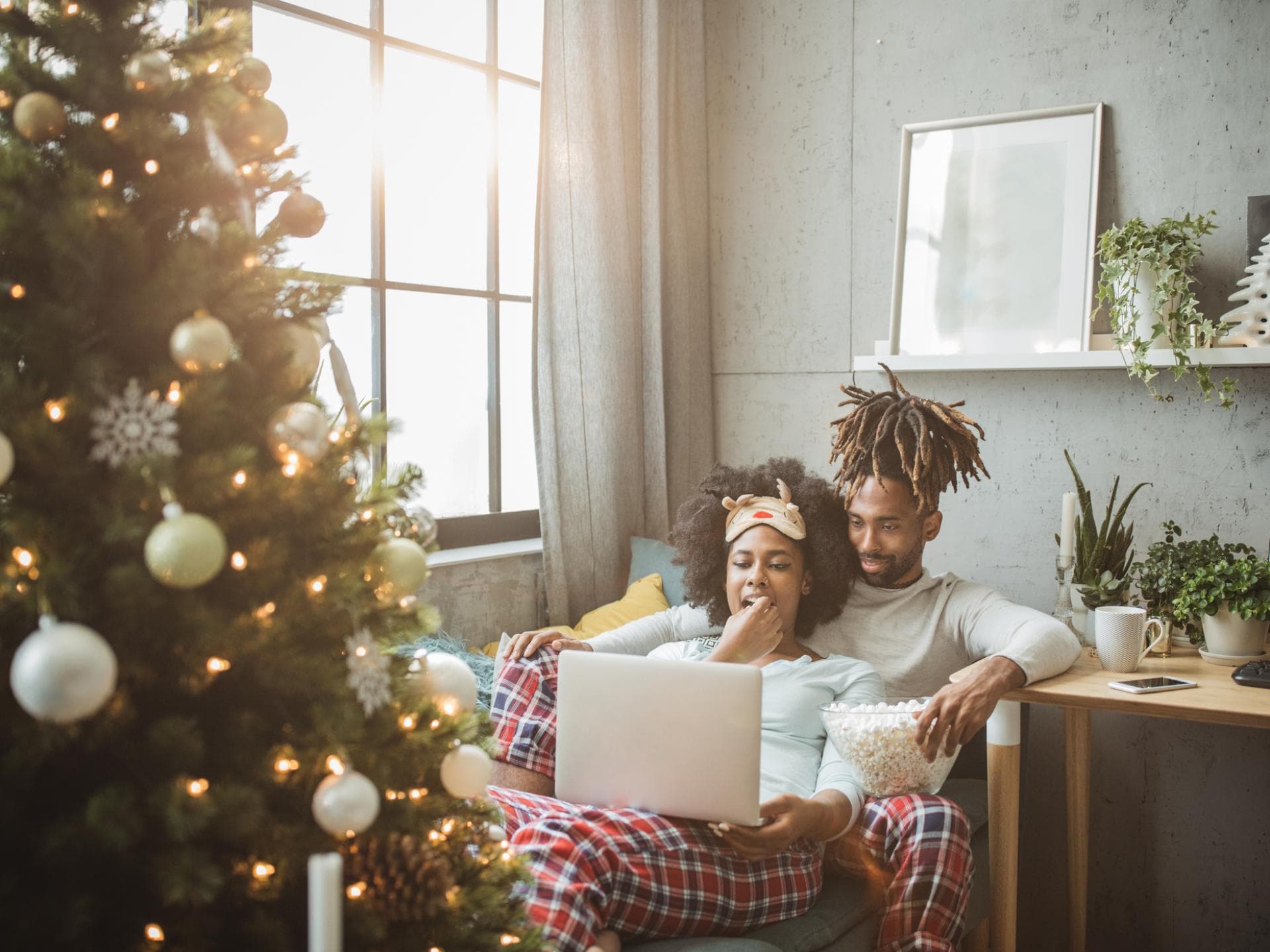 Pärchen schaut Weihnachtsfilme