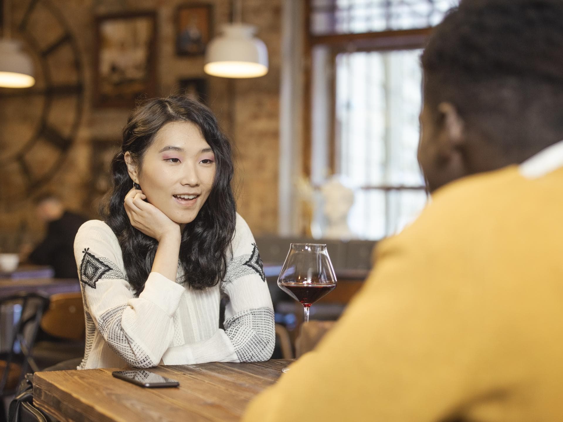 Frau beim ersten Date
