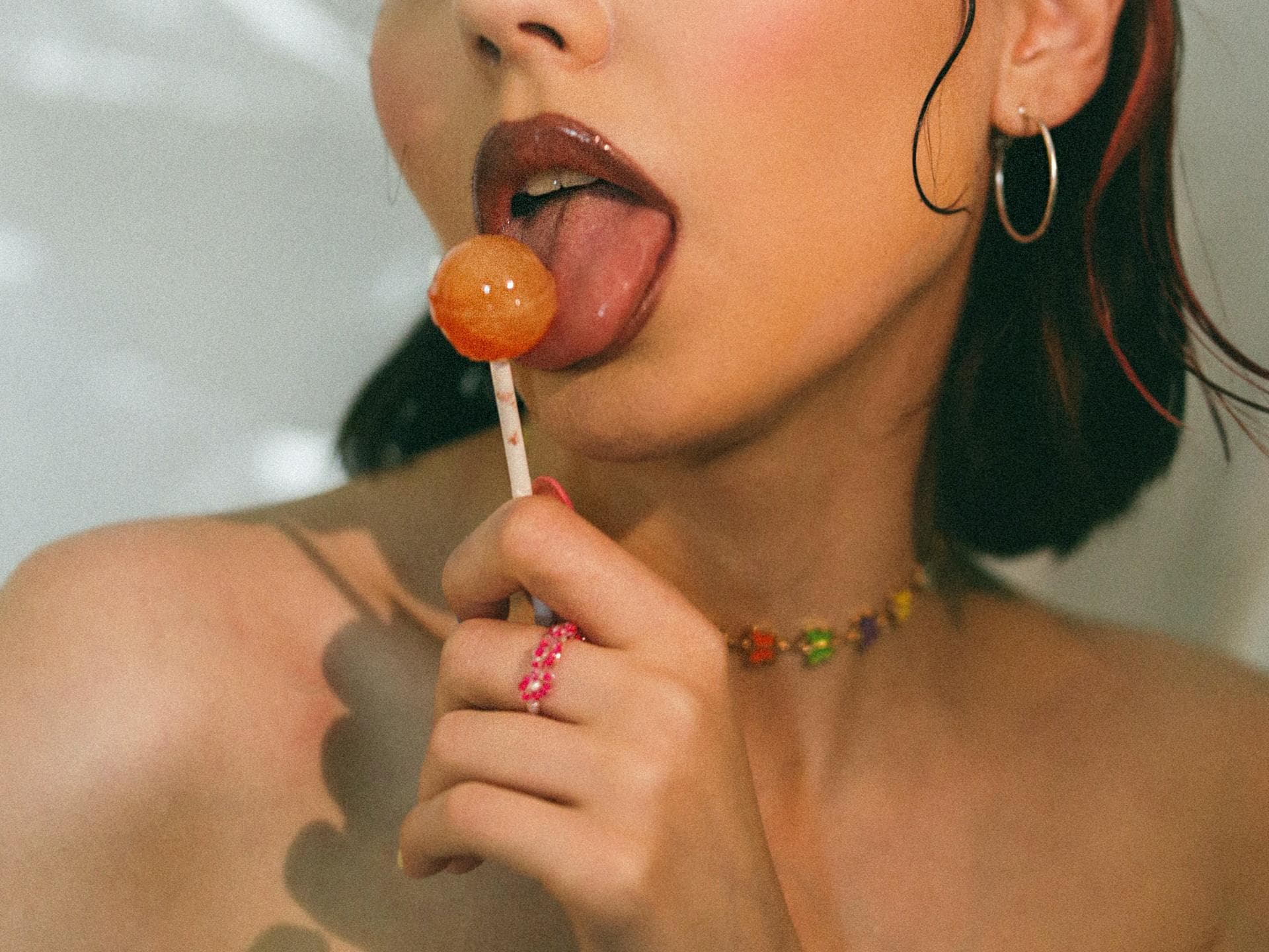 Frau lutscht Lolli