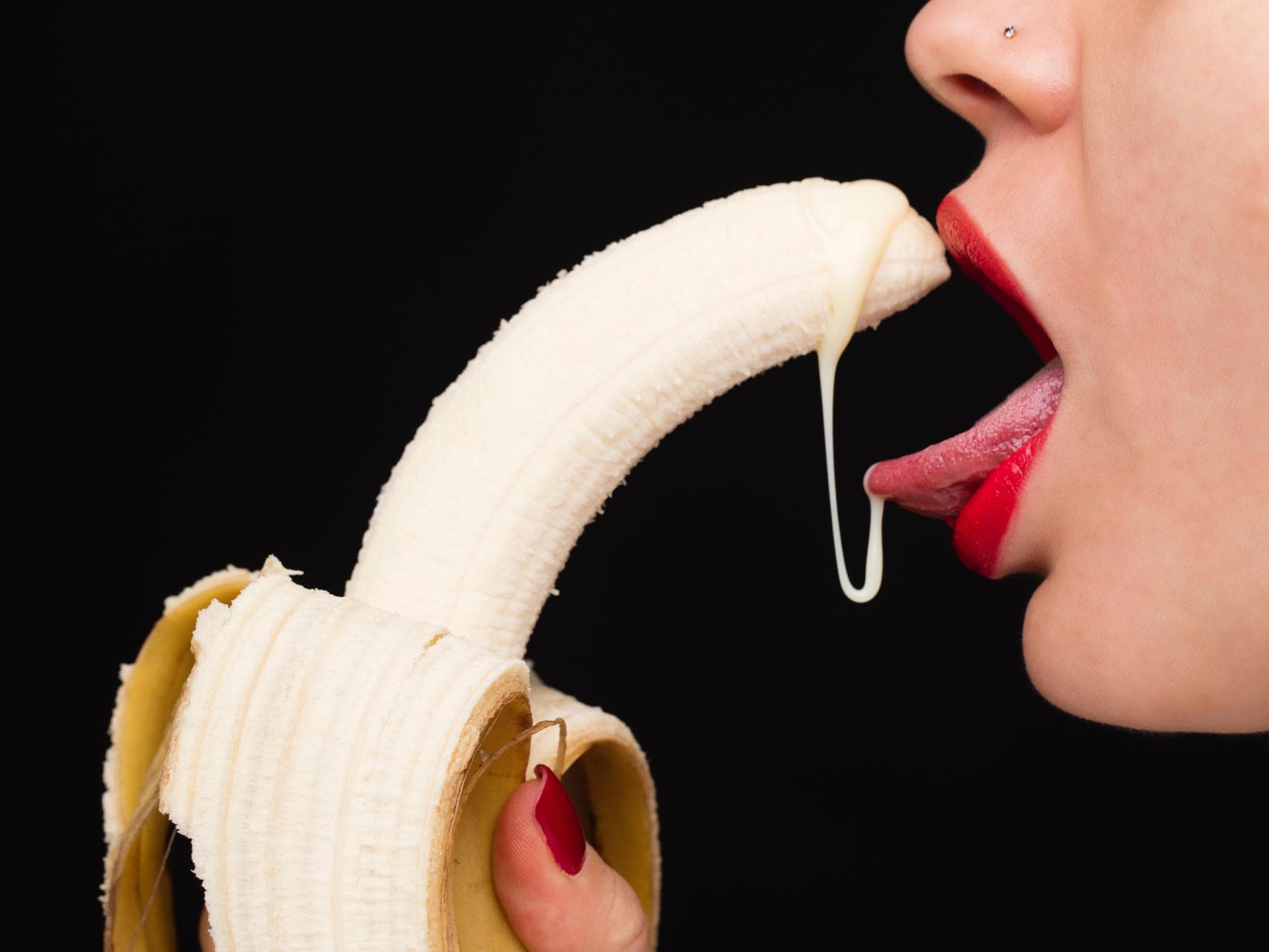 Frau isst Banane