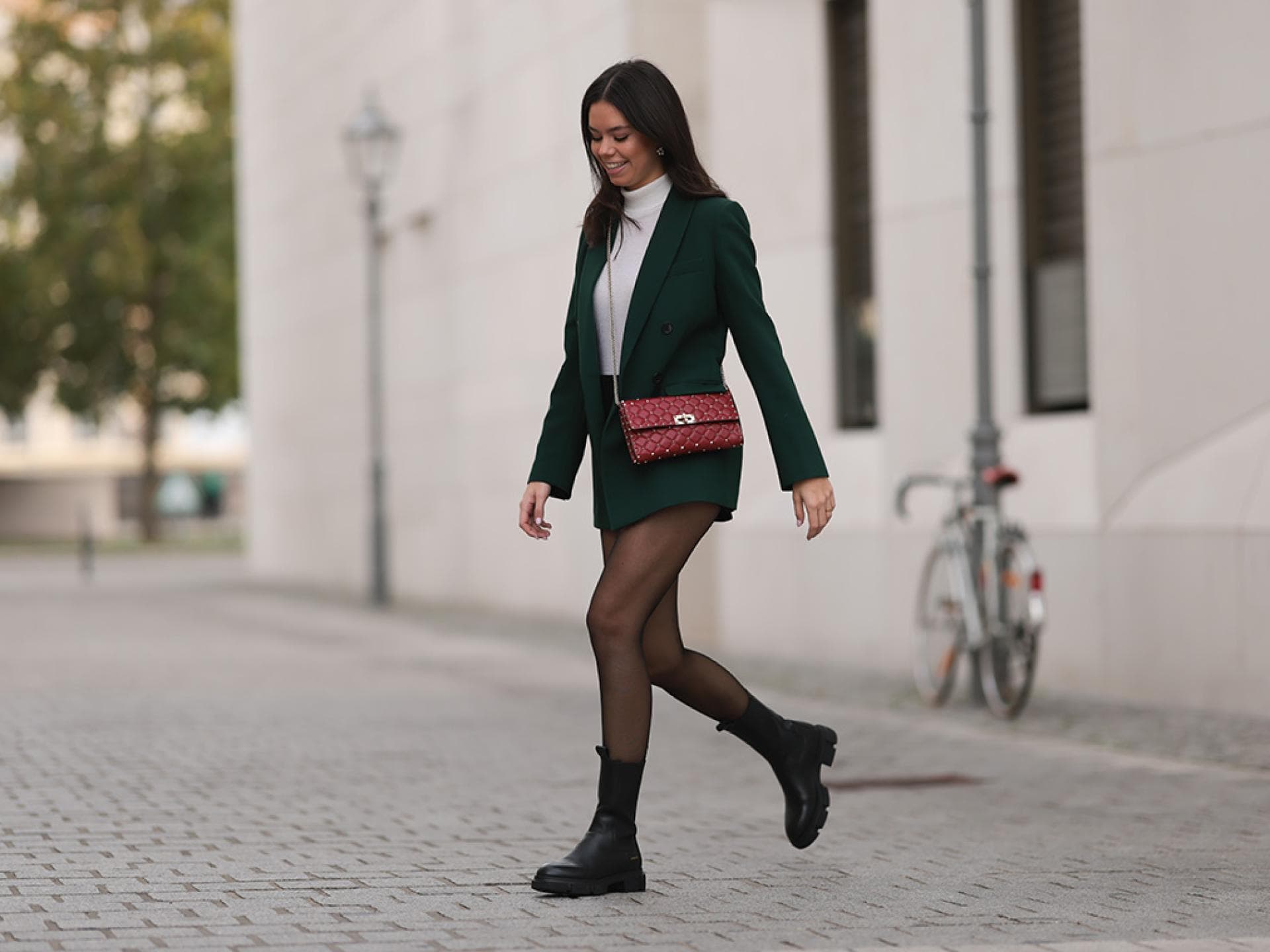 Frau mit Rollkragen und Blazer