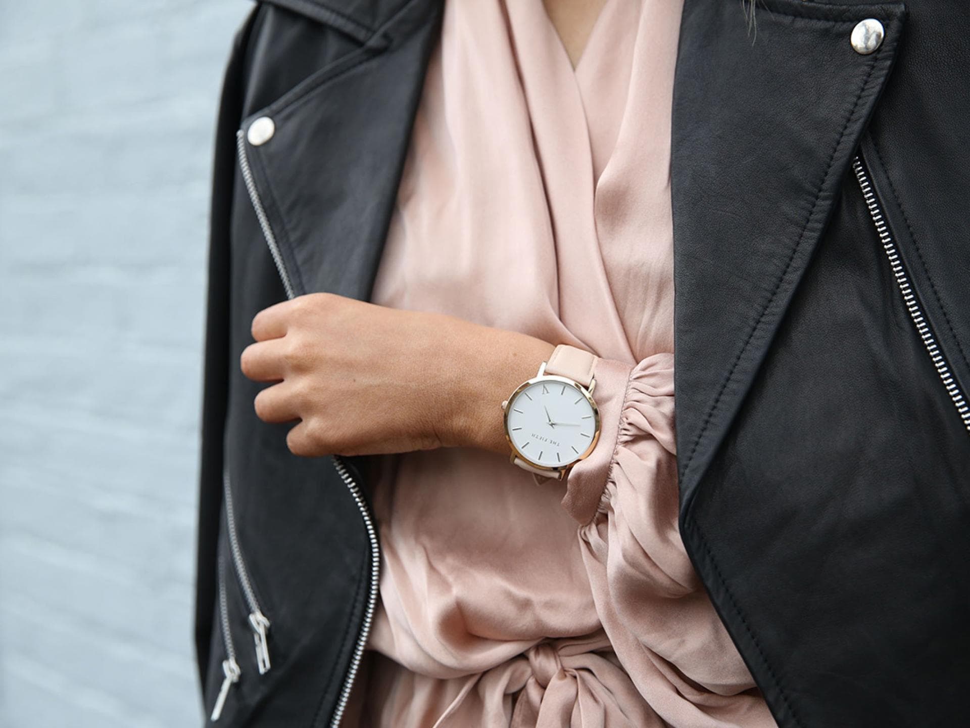 Frau mit Uhr