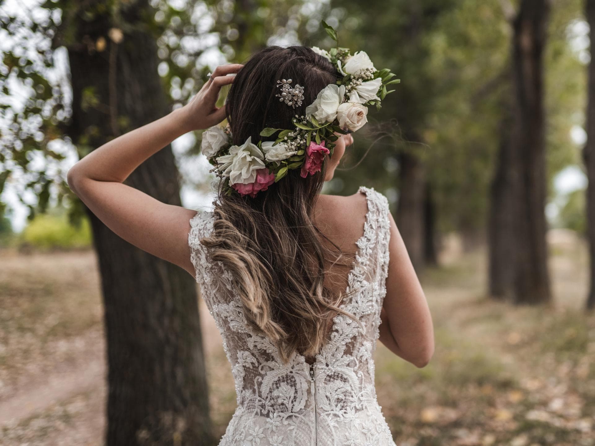 Braut trägt Blumenkranz im Haar