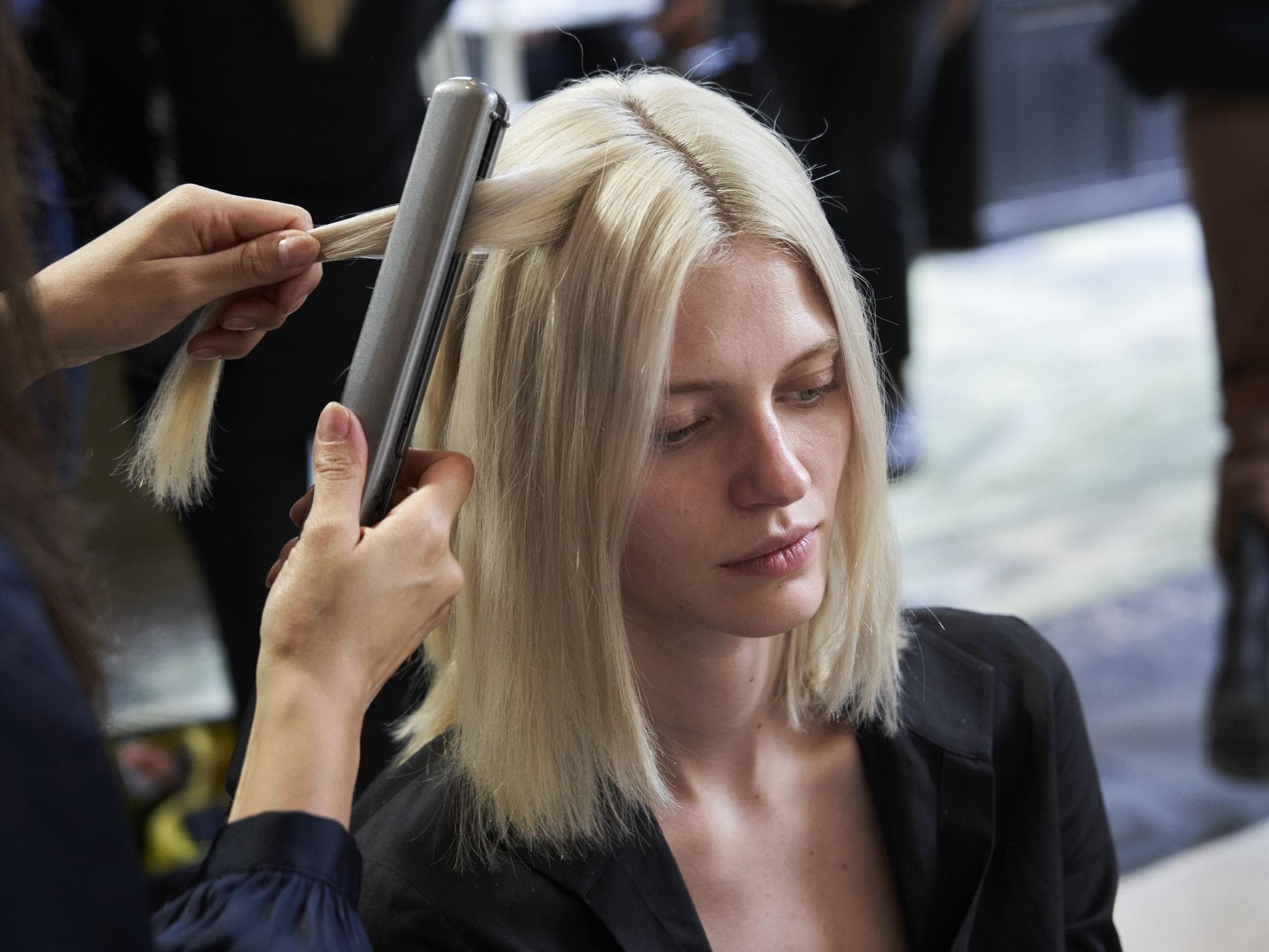 Frau mit blonden Bob