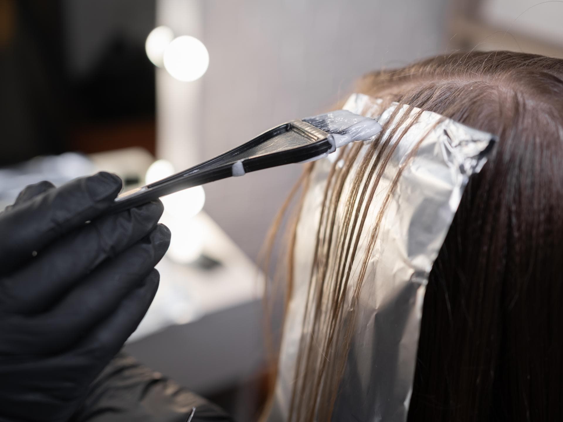 Haare färben mit Pinsel und Alufolie