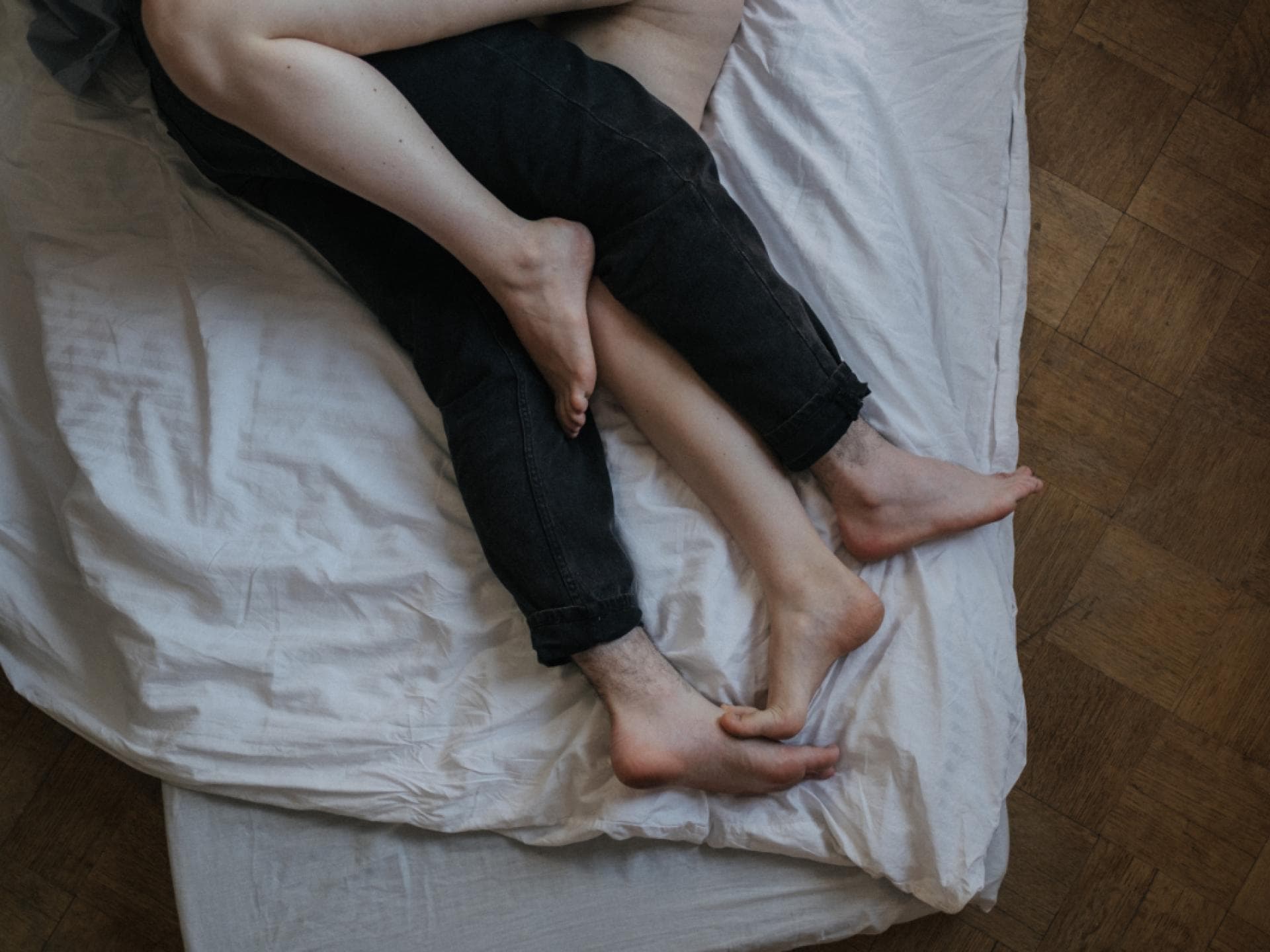 Füße im Bett