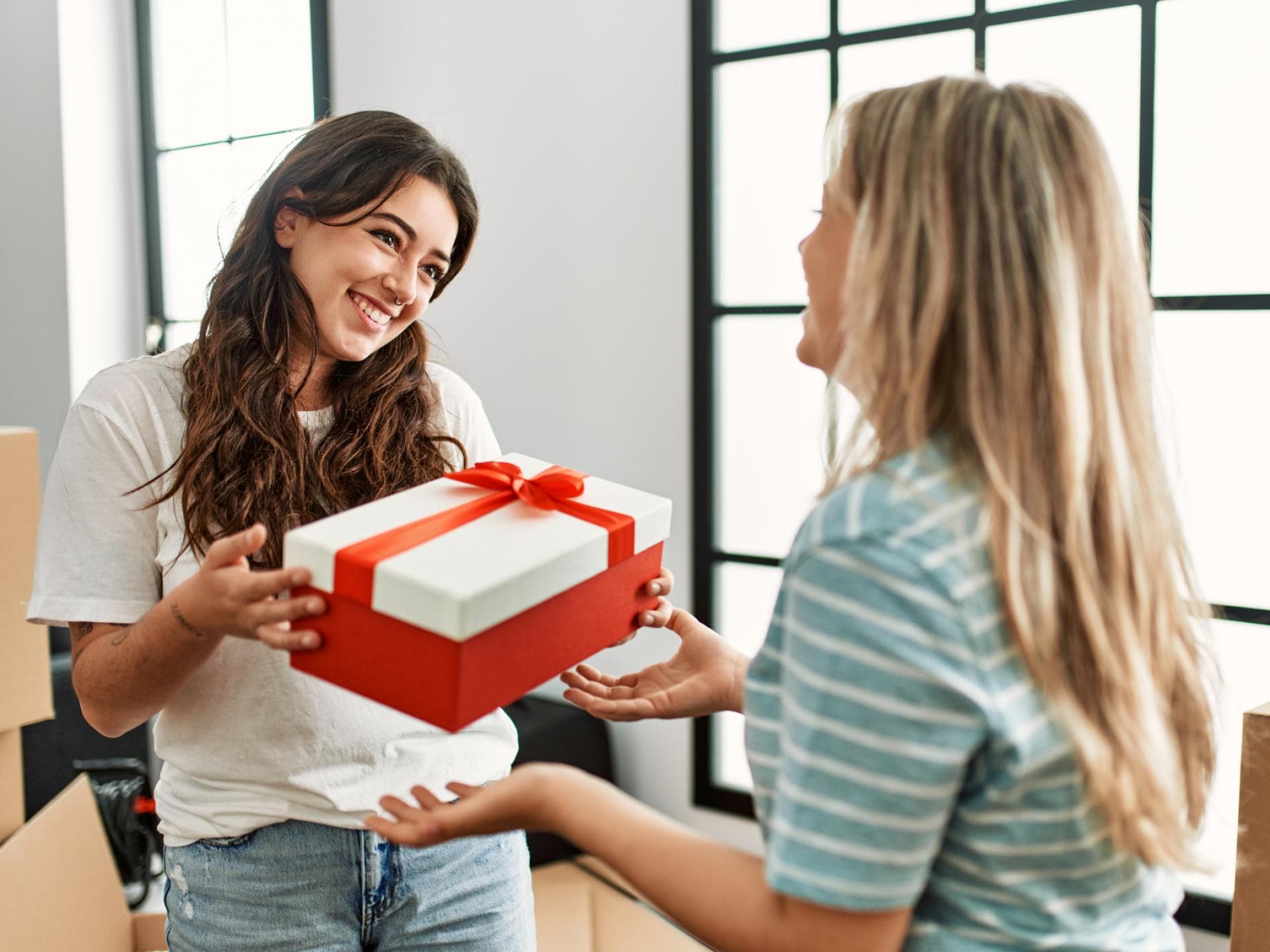 Frau schenkt Geschenk zum Einzug