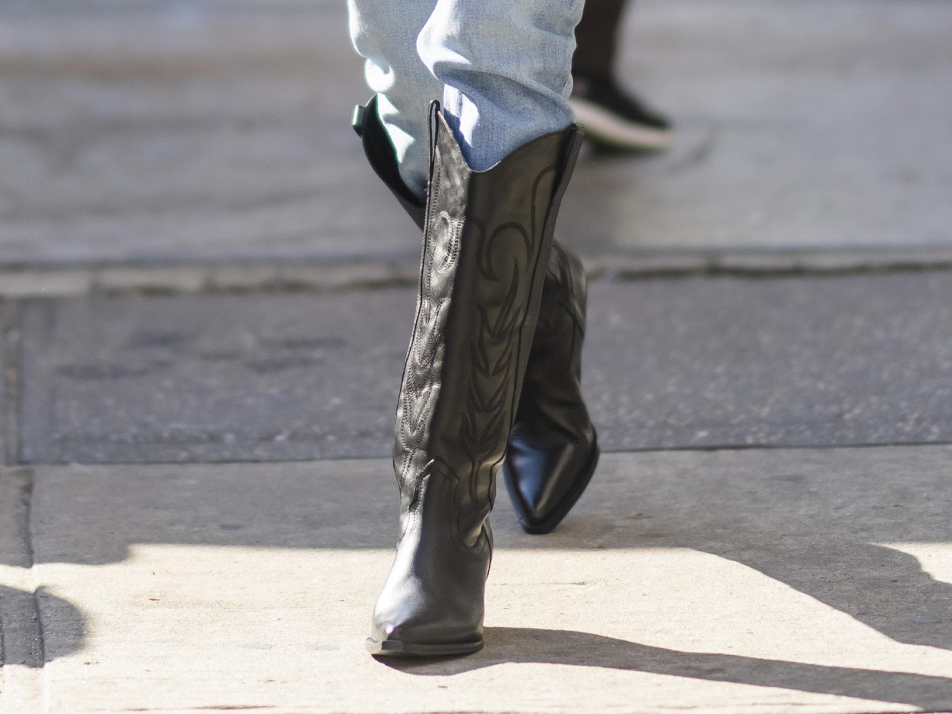 Stiefel zu Jeans kombinieren