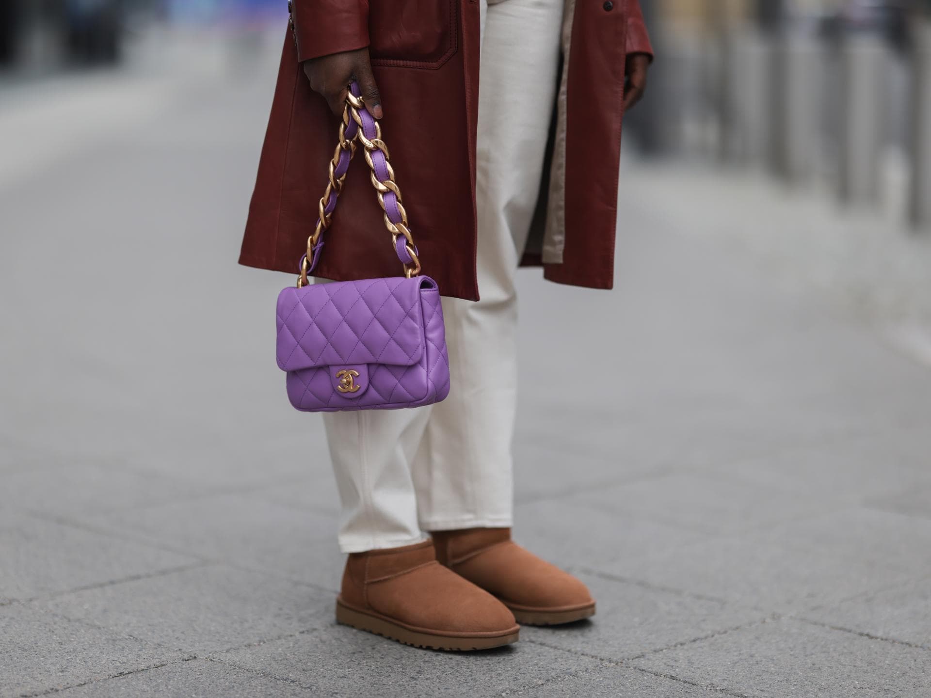 Frau trägt Uggs