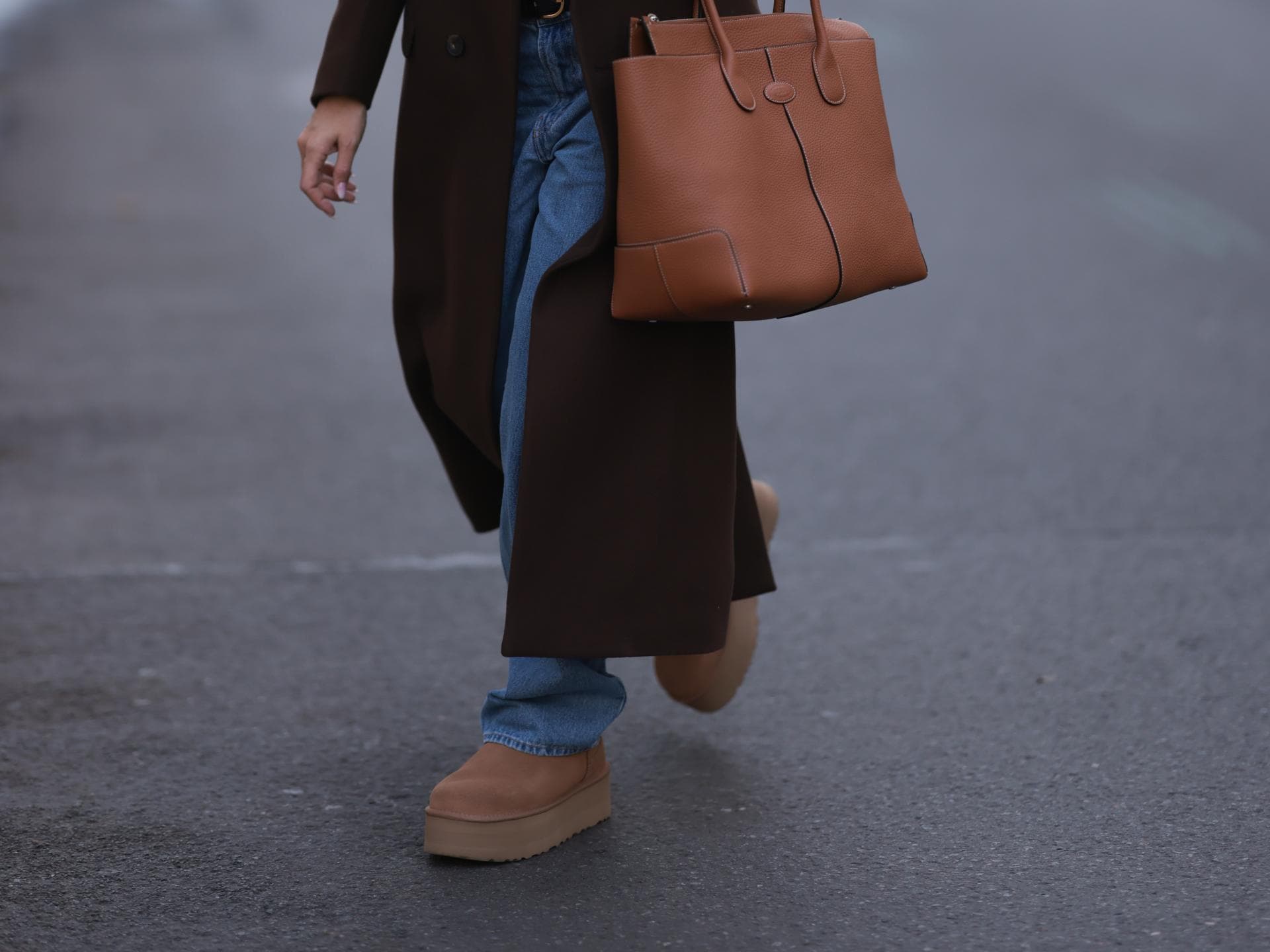 Frau trägt Uggs