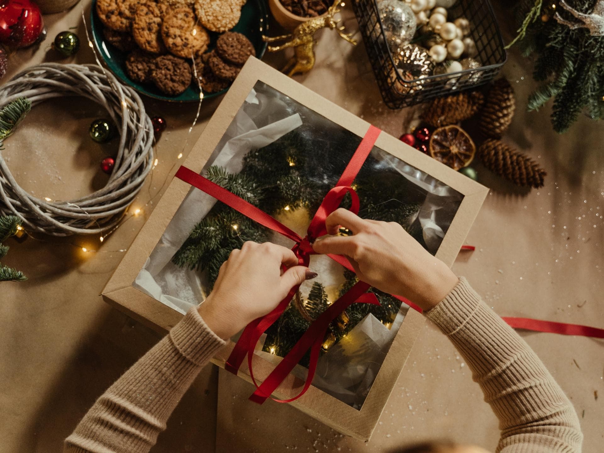 Geschenk wird ausgepackt