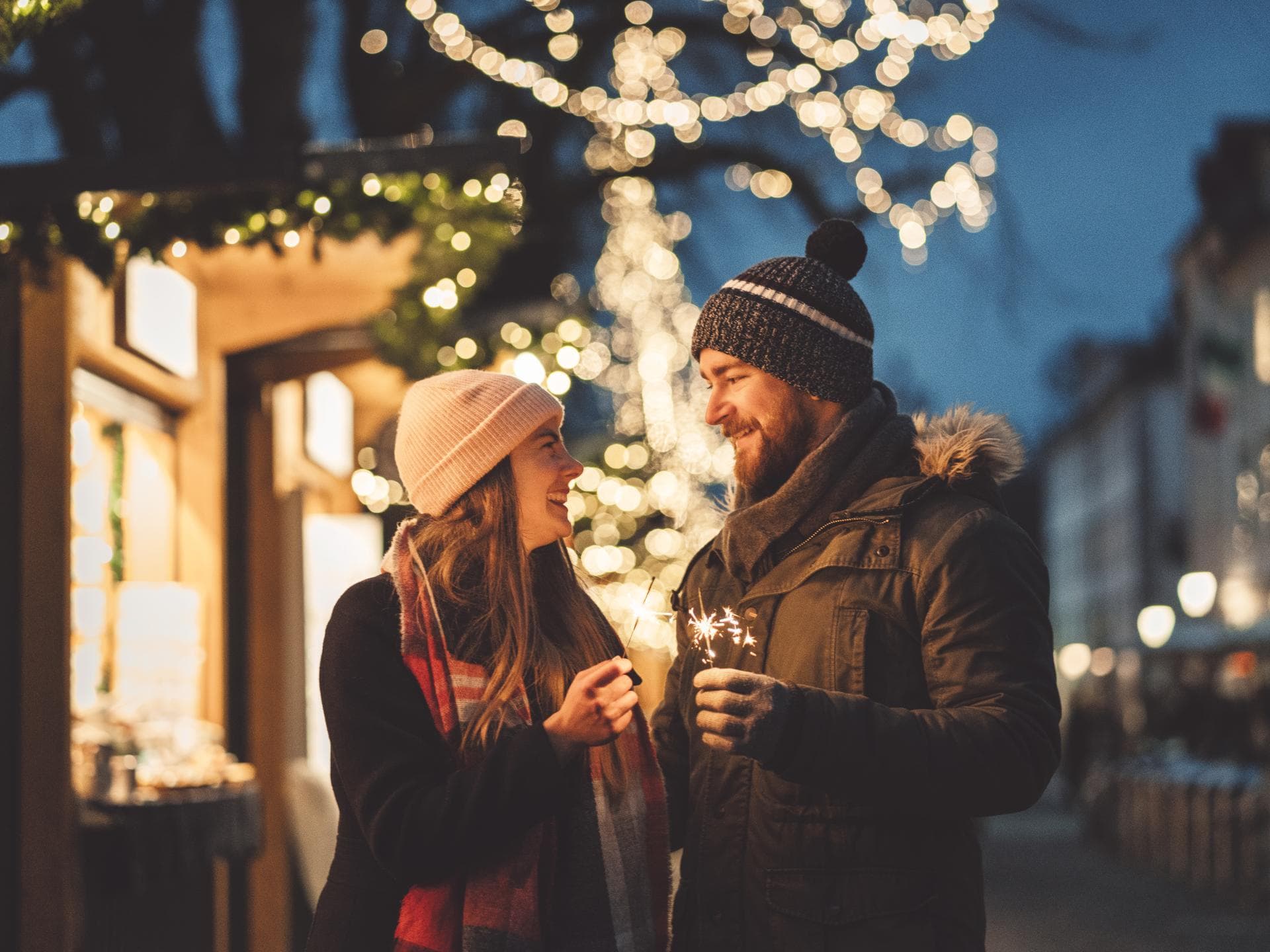 Mann und Frau auf dem Weihnachtsmarkt