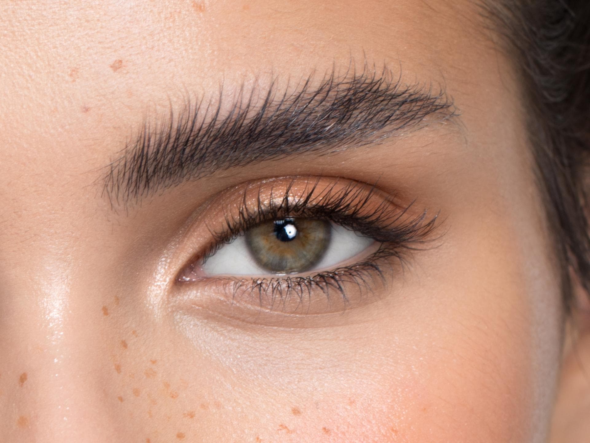 Frau trägt Eyeliner