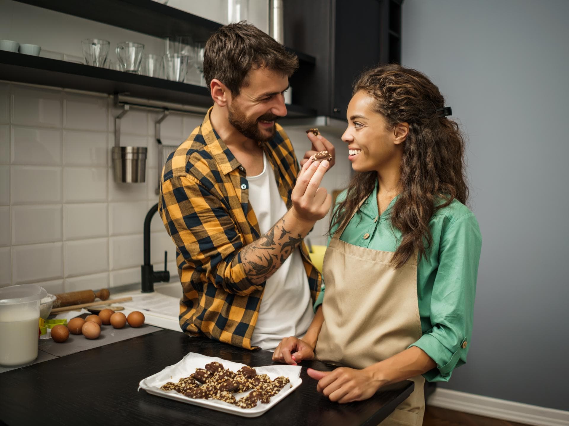 Mann und Frau backen Plätzchen