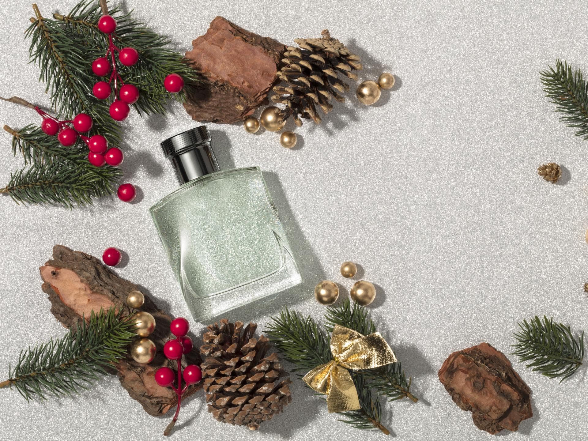 Parfum mit weihnachtlichem Schmuck