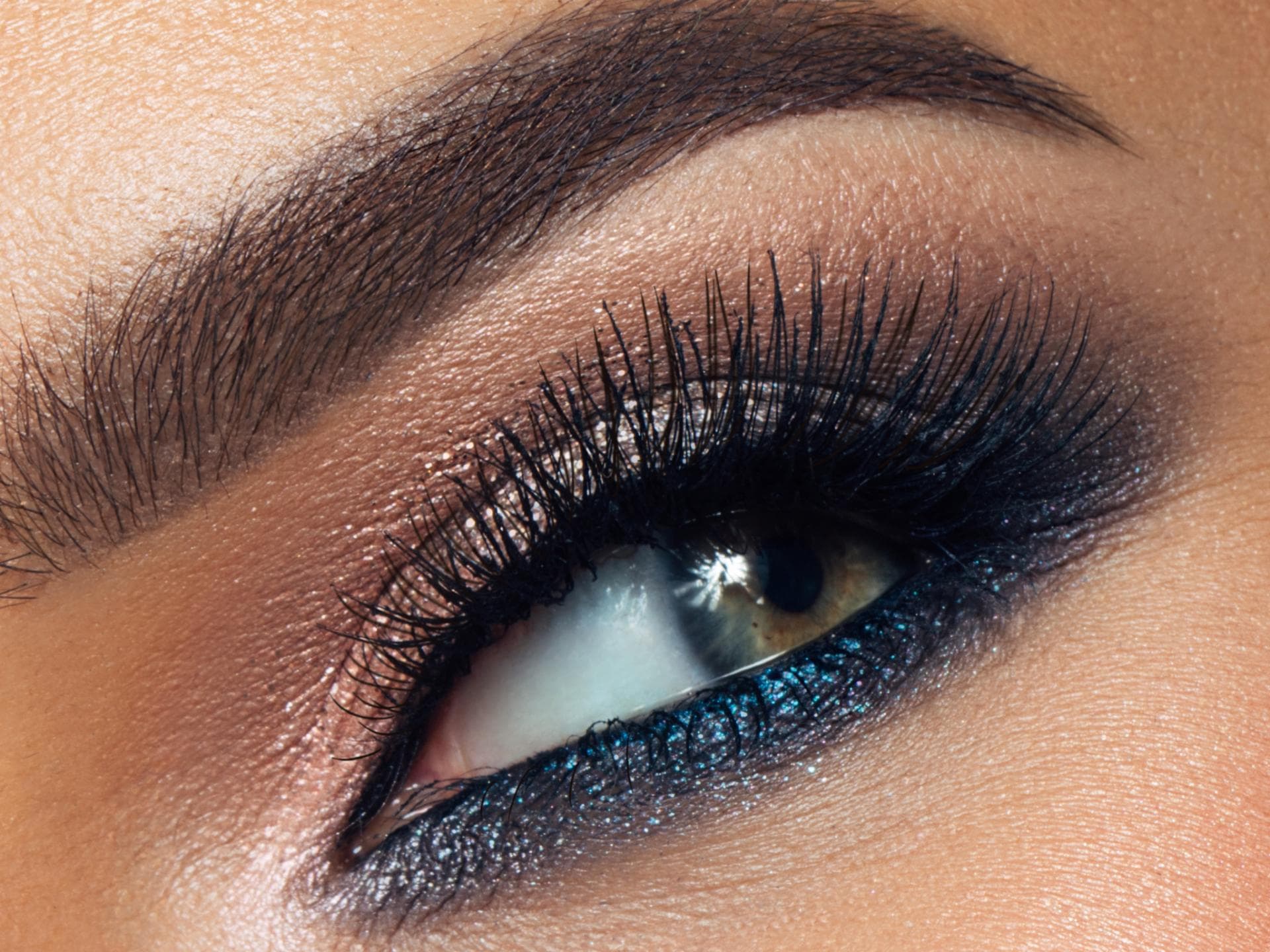 Frau trägt Eyeliner