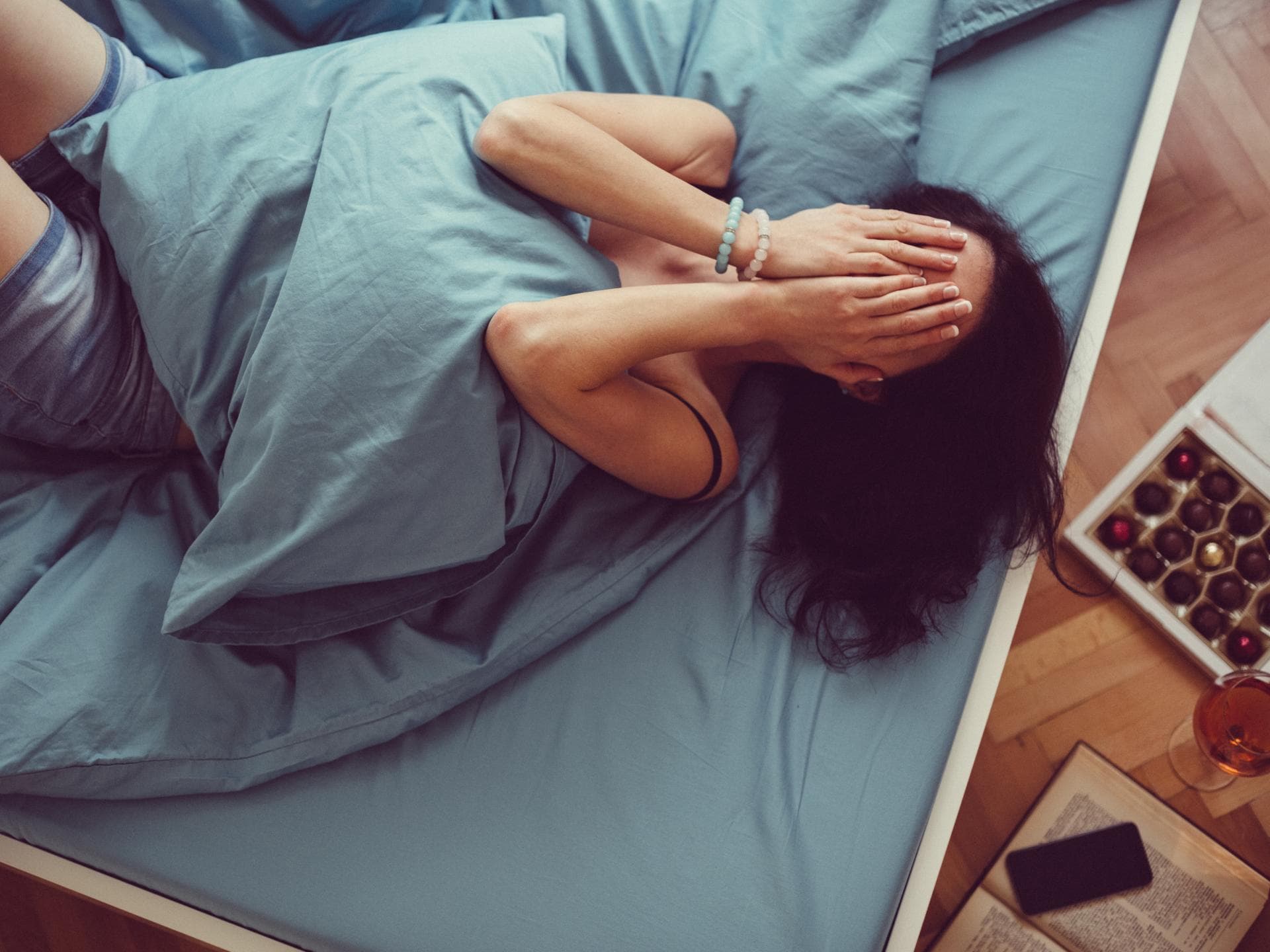 Frau liegt im Bett