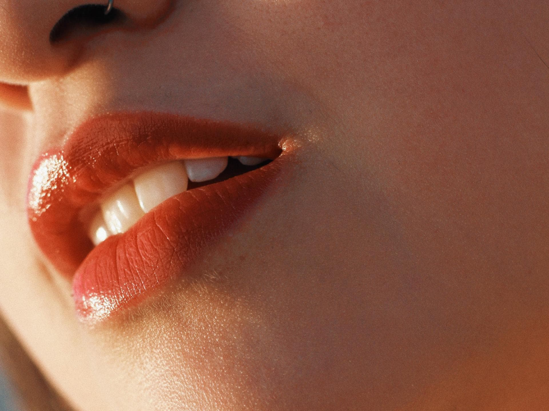 Frau mit roten Lippen