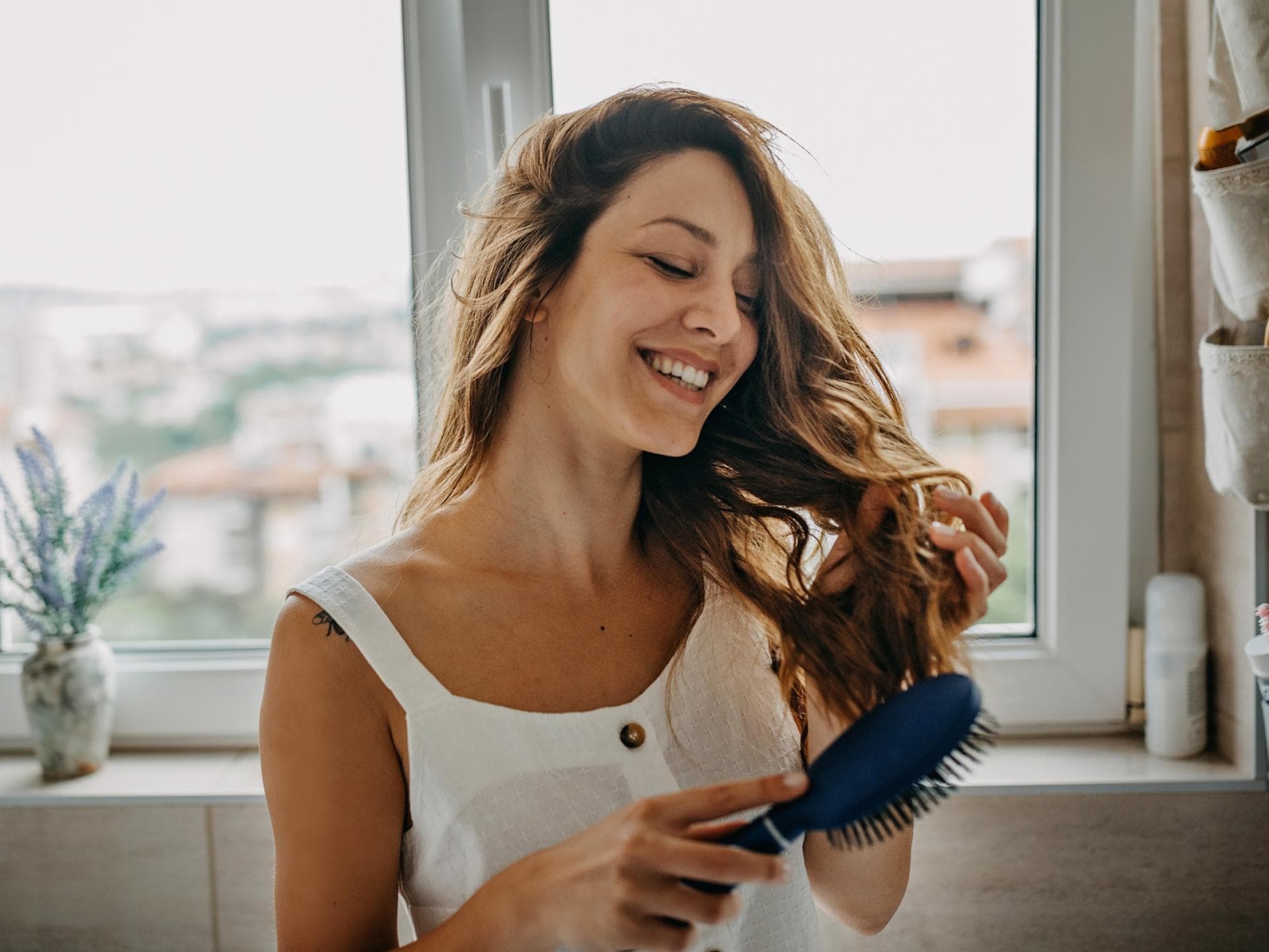 Frau kämmt Locken