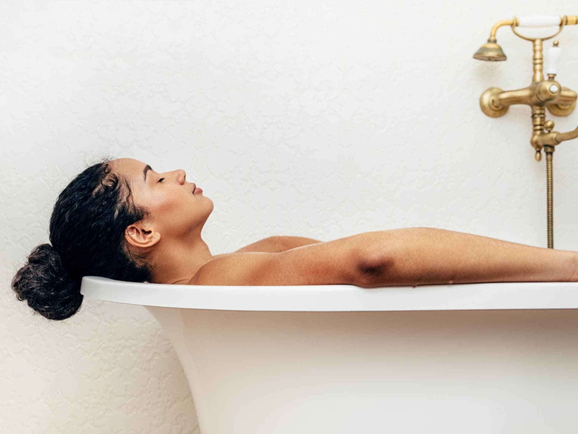 Frau in Badewanne