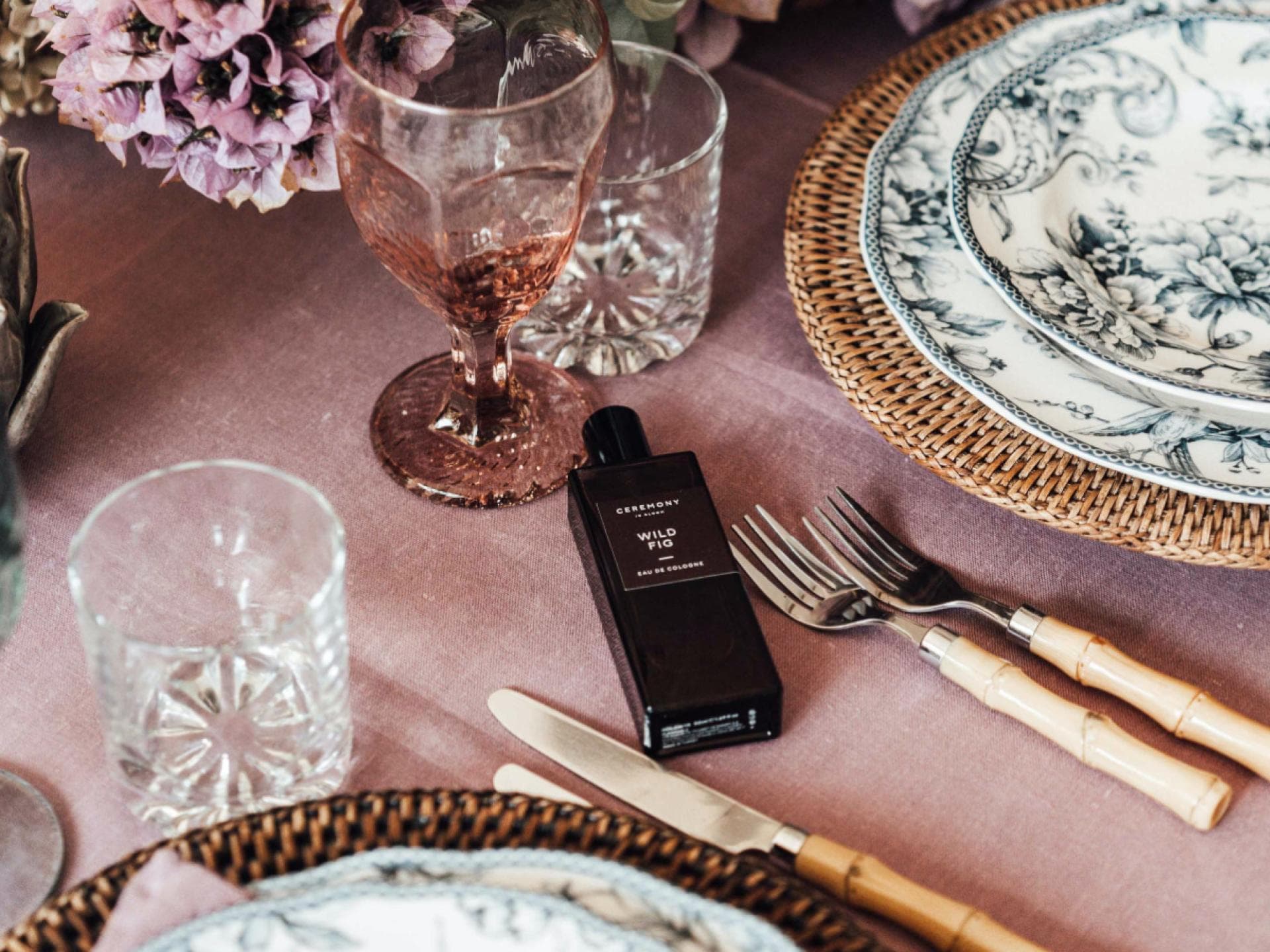 Parfum auf Tisch