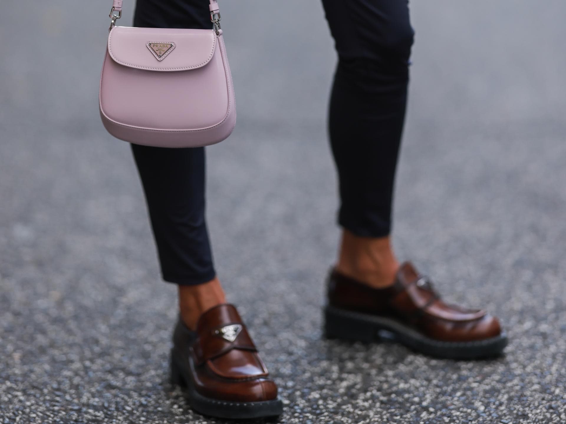 Frau trägt Leggings mit Schuhen