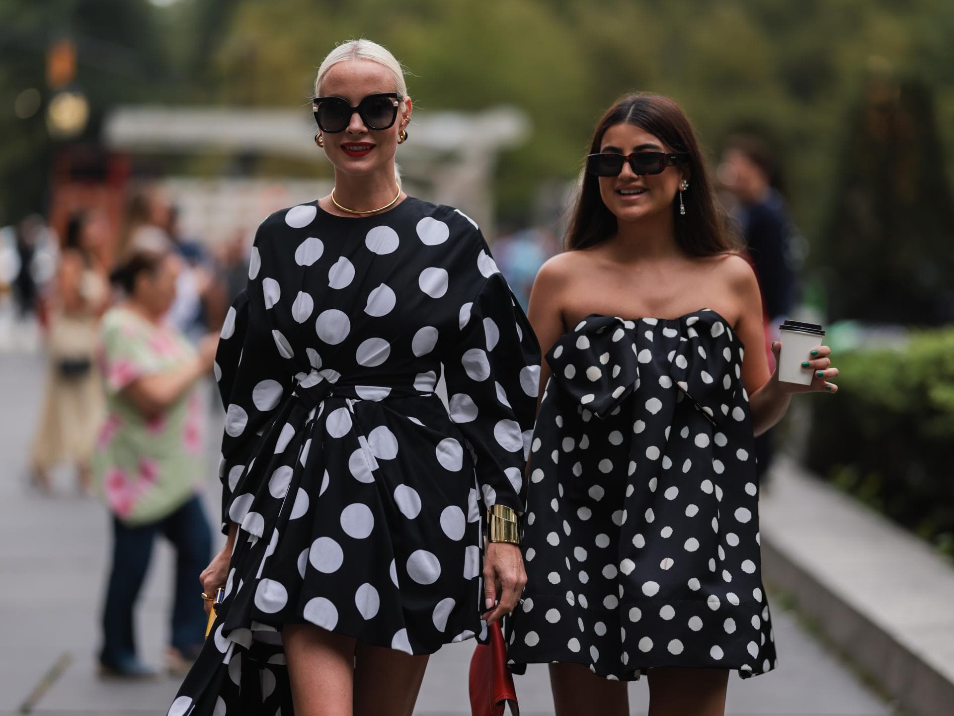 Zwei Frauen in Polka Dot-Kleidern