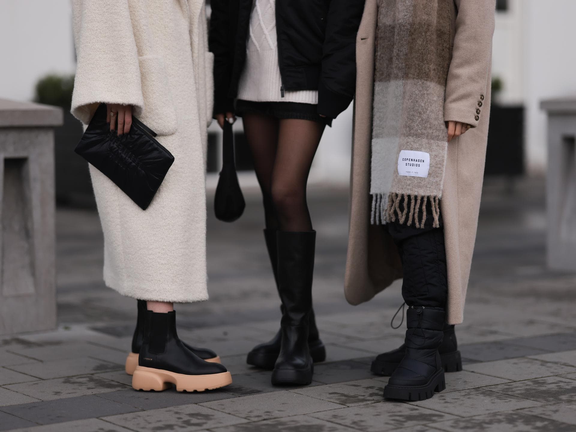 drei Frauen in Winter-Kleidung Mäntel und Stiefel