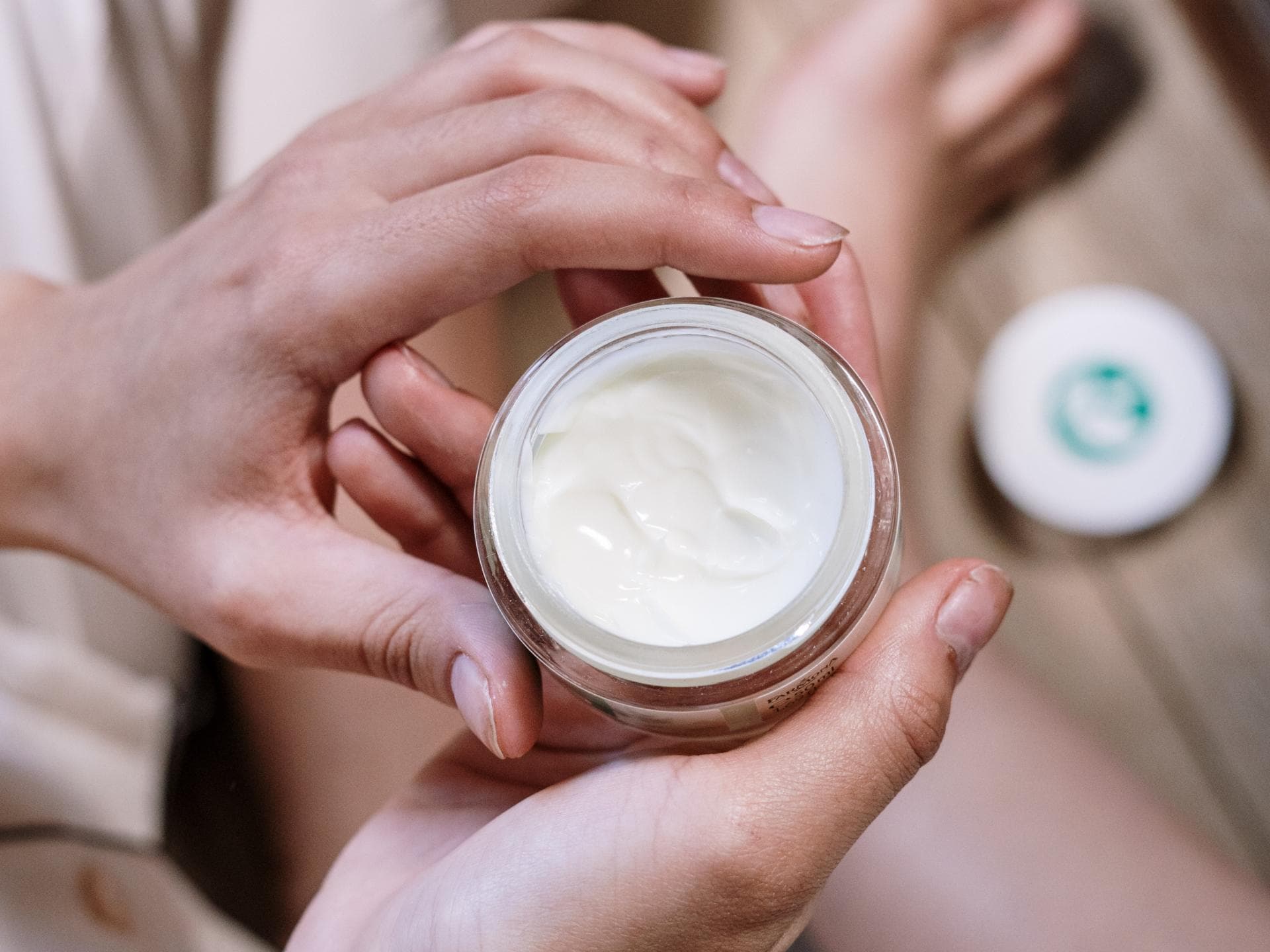 Creme in der Hand