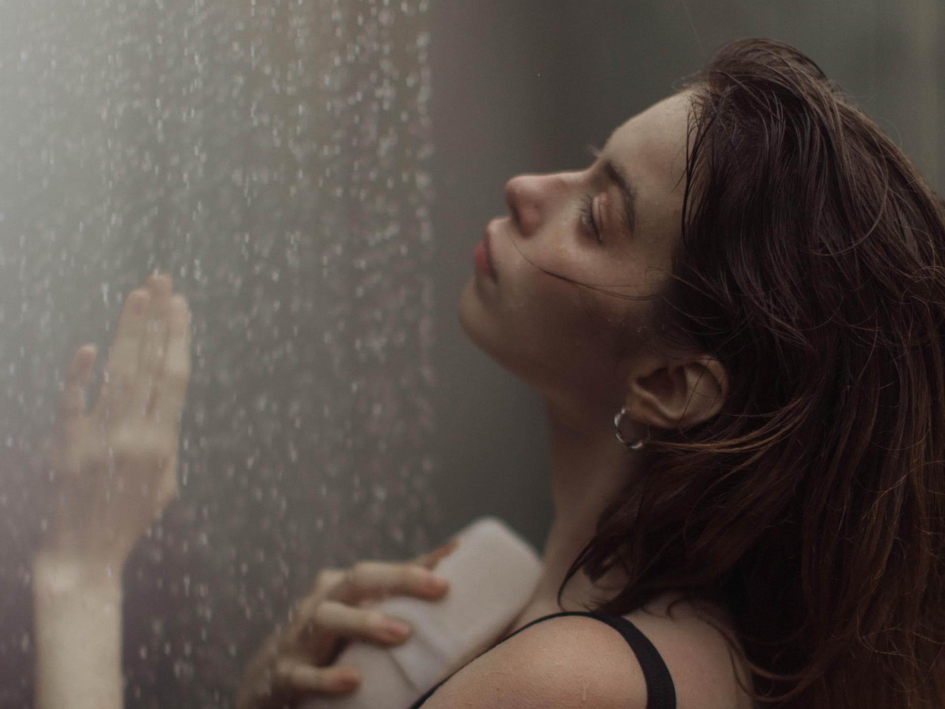 Frau unter der Dusche