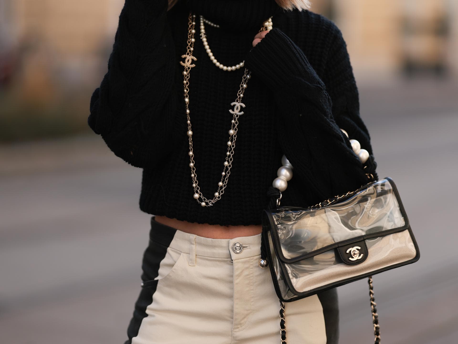 Frau mit transparenter Tasche