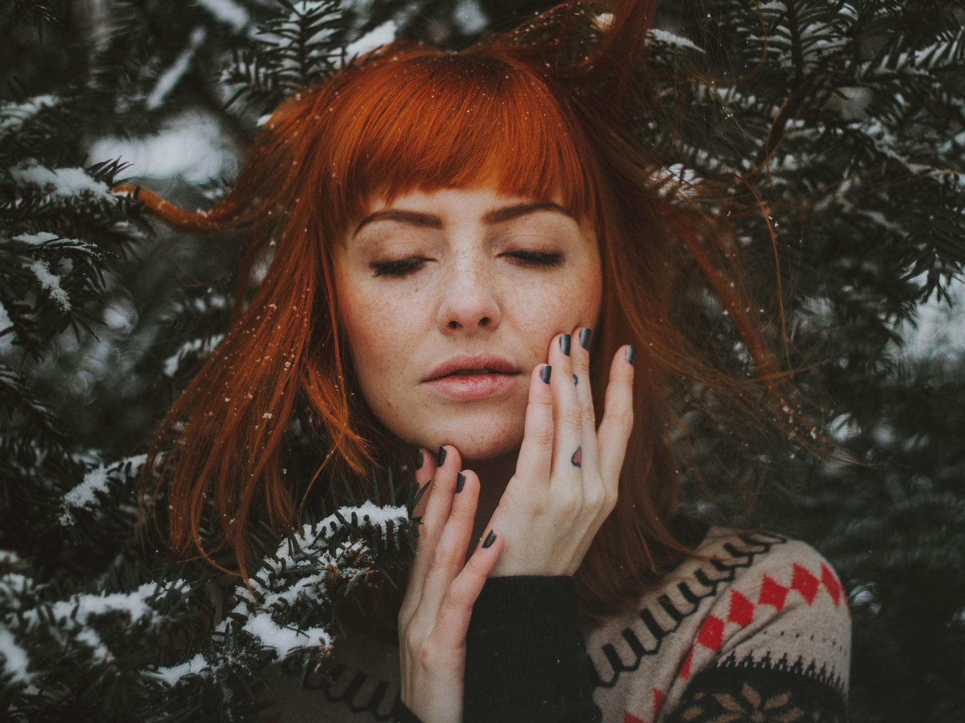 Frau mit Schnee in den Haaren