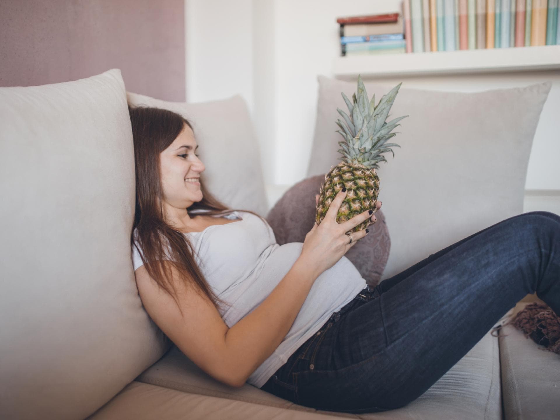 Schwangere Frau mit Ananas