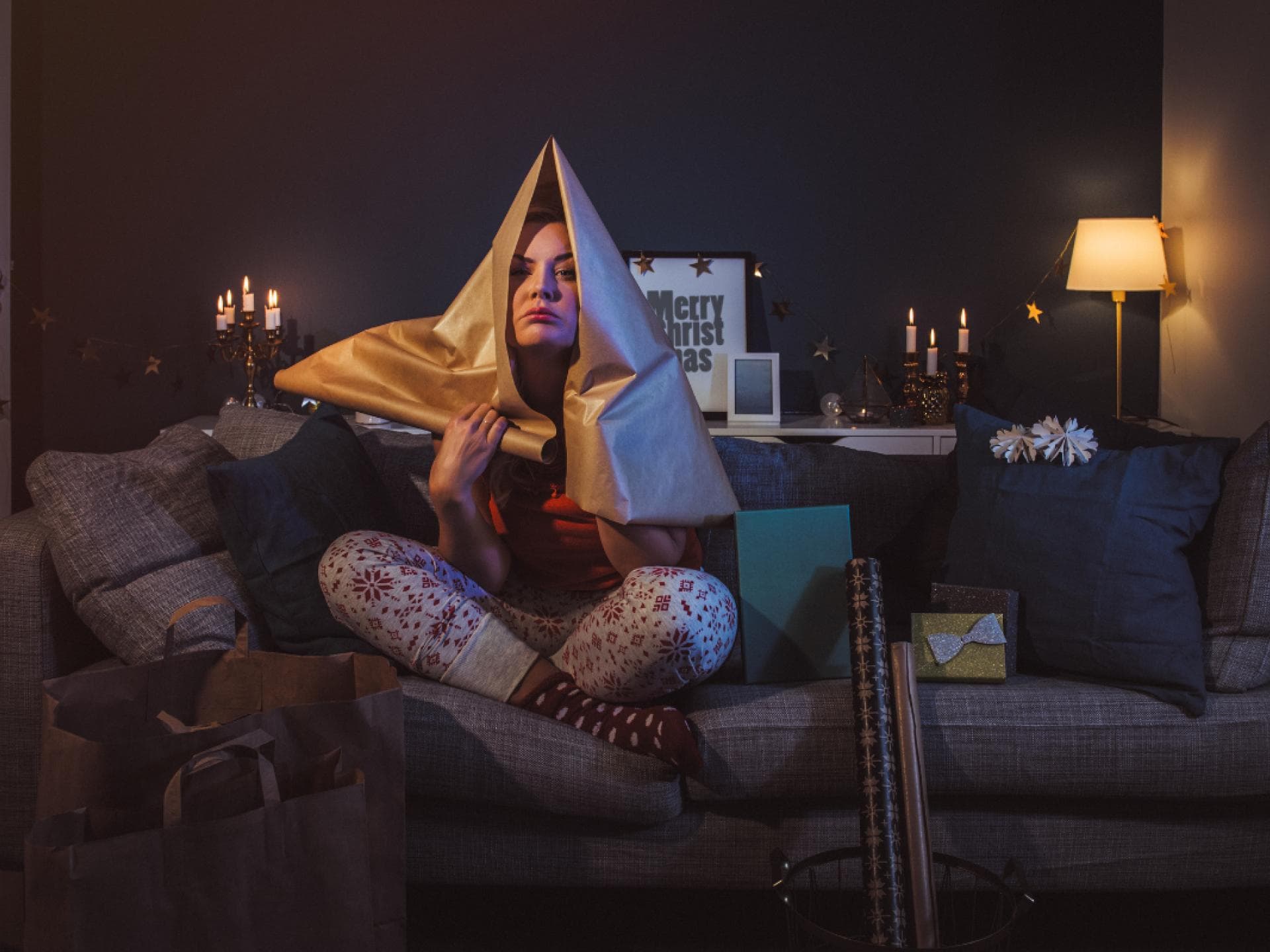 Frau mit Geschenkpapier