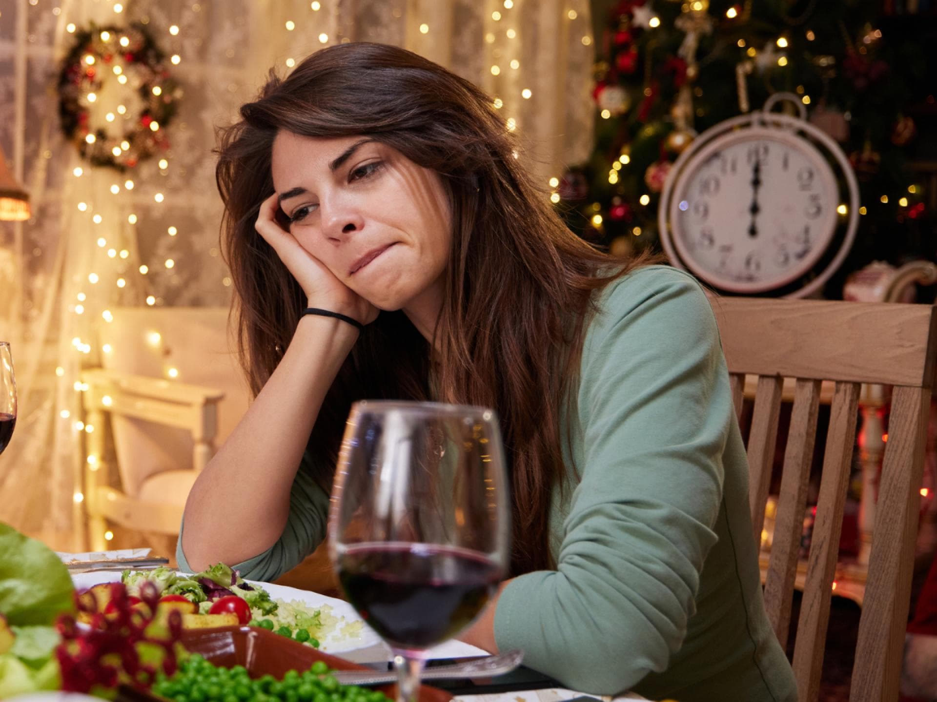 Traurige Frau mit Wein