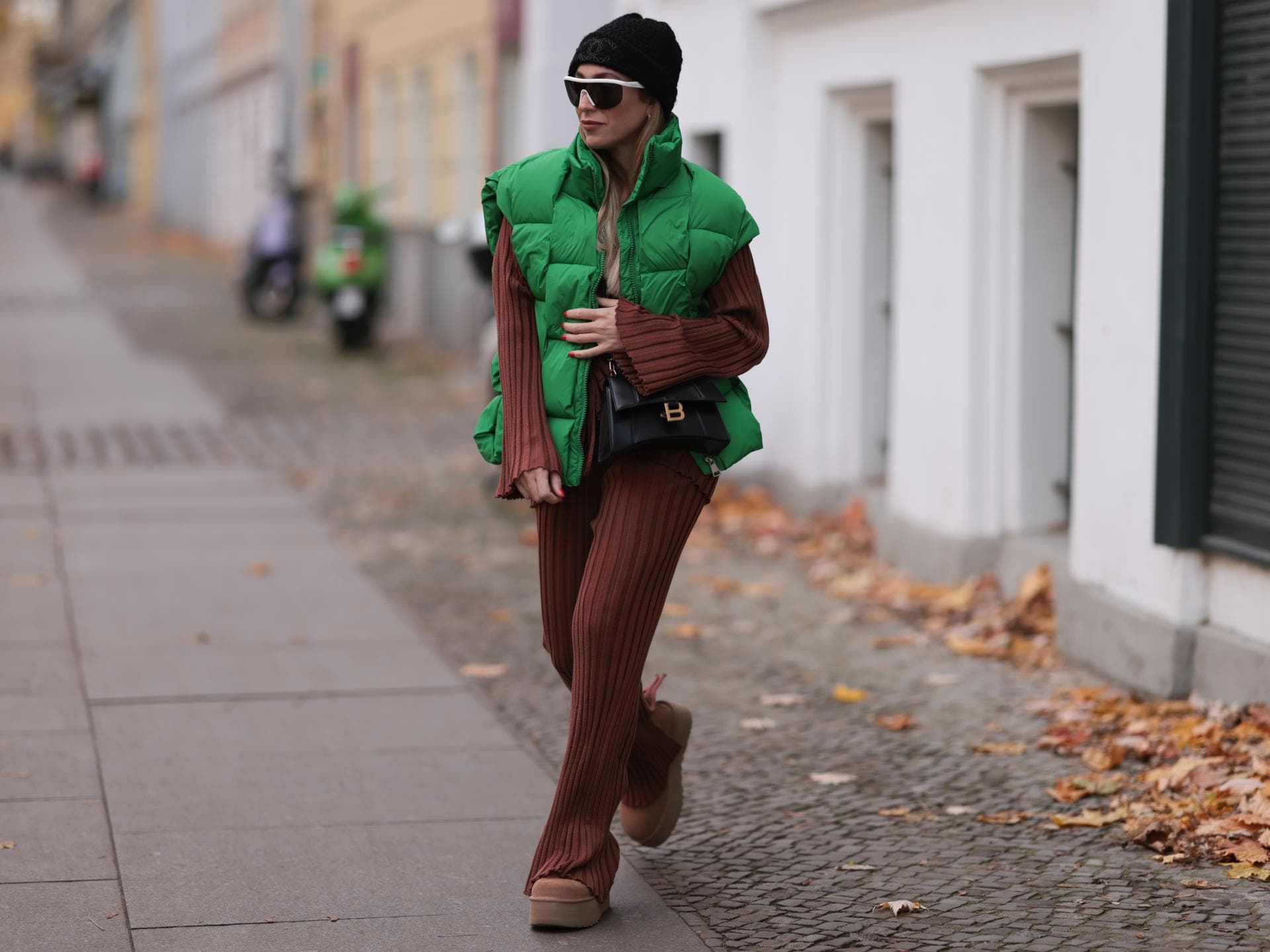 Frau trägt grüne Weste